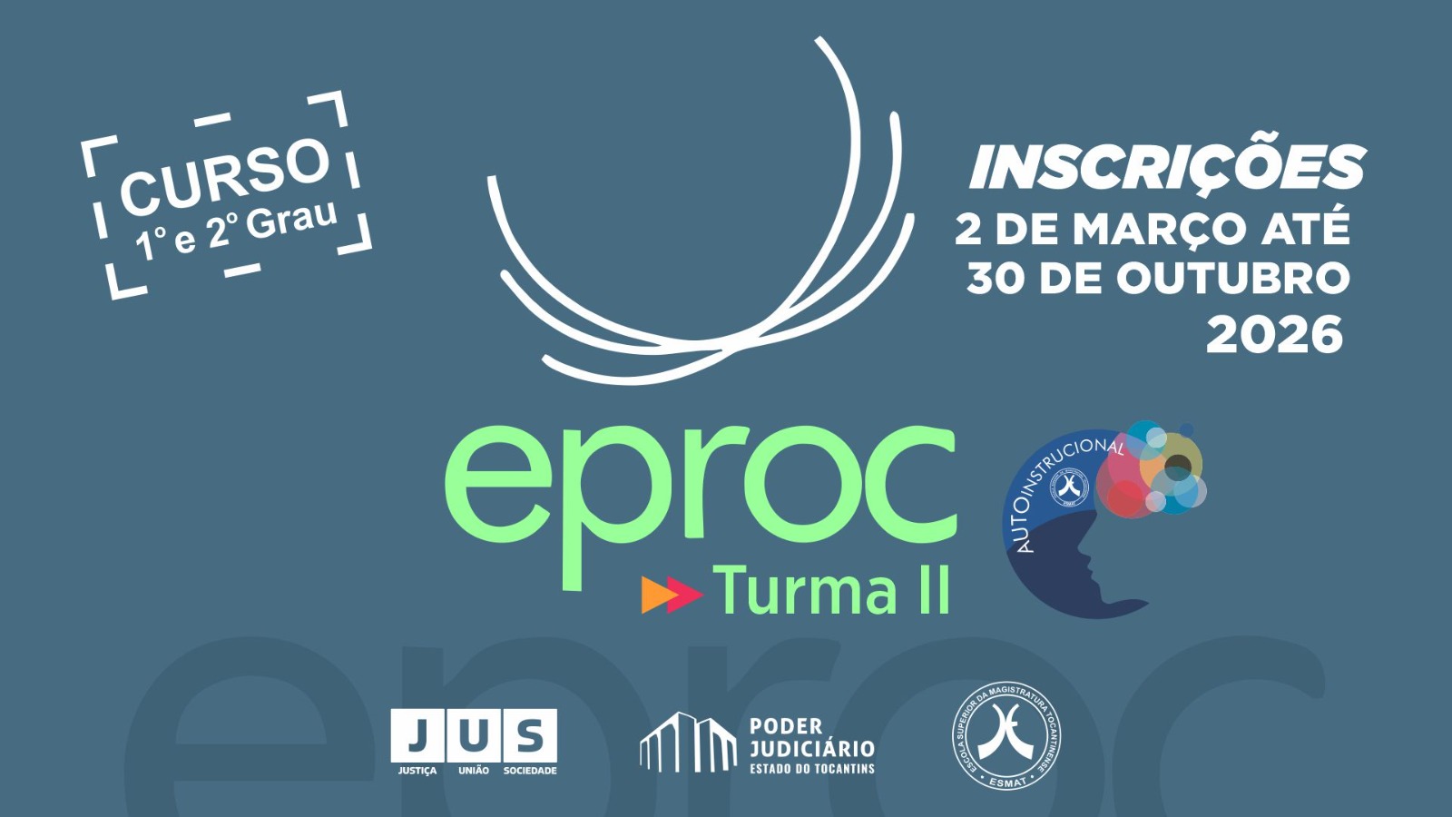 A imagem é um card digital com fundo azul-acinzentado. No centro, em destaque, aparece o nome "eproc Turma II", com a palavra "eproc" em verde-claro e "Turma II" em fonte menor, acompanhada por um ícone de seta em tons de laranja e vermelho.  Na parte superior esquerda, há a inscrição "CURSO 1º e 2º Grau" em letras brancas, dentro de uma moldura estilizada. Ao centro superior, um elemento gráfico formado por linhas curvas brancas remete a um círculo incompleto. À direita, em letras brancas, está escrito: "INSCRIÇÕES 2 DE MARÇO ATÉ 30 DE OUTUBRO 2026".  Ao lado do nome do curso, à direita, há o logotipo do programa Autoinstrucional, representado por uma silhueta de perfil humano com círculos coloridos sobre a cabeça.