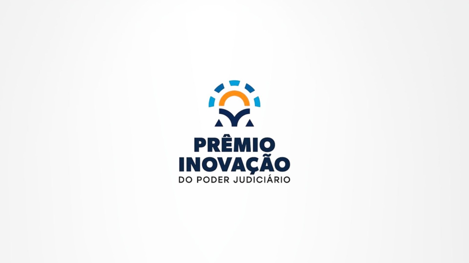 A imagem é um banner horizontal com fundo claro em tom bege, estampado por um padrão circular discreto. À esquerda, há um logotipo formado por um arco laranja, segmentos em azul-claro e uma figura estilizada em azul-escuro, remetendo à inovação e ao Poder Judiciário. À direita, em letras grandes e azul-escuro, está escrito: "PRÊMIO INOVAÇÃO". Logo abaixo, em fonte menor, aparece a expressão "DO PODER JUDICIÁRIO". Nas extremidades esquerda e direita do banner há faixas verticais decorativas em laranja-claro.