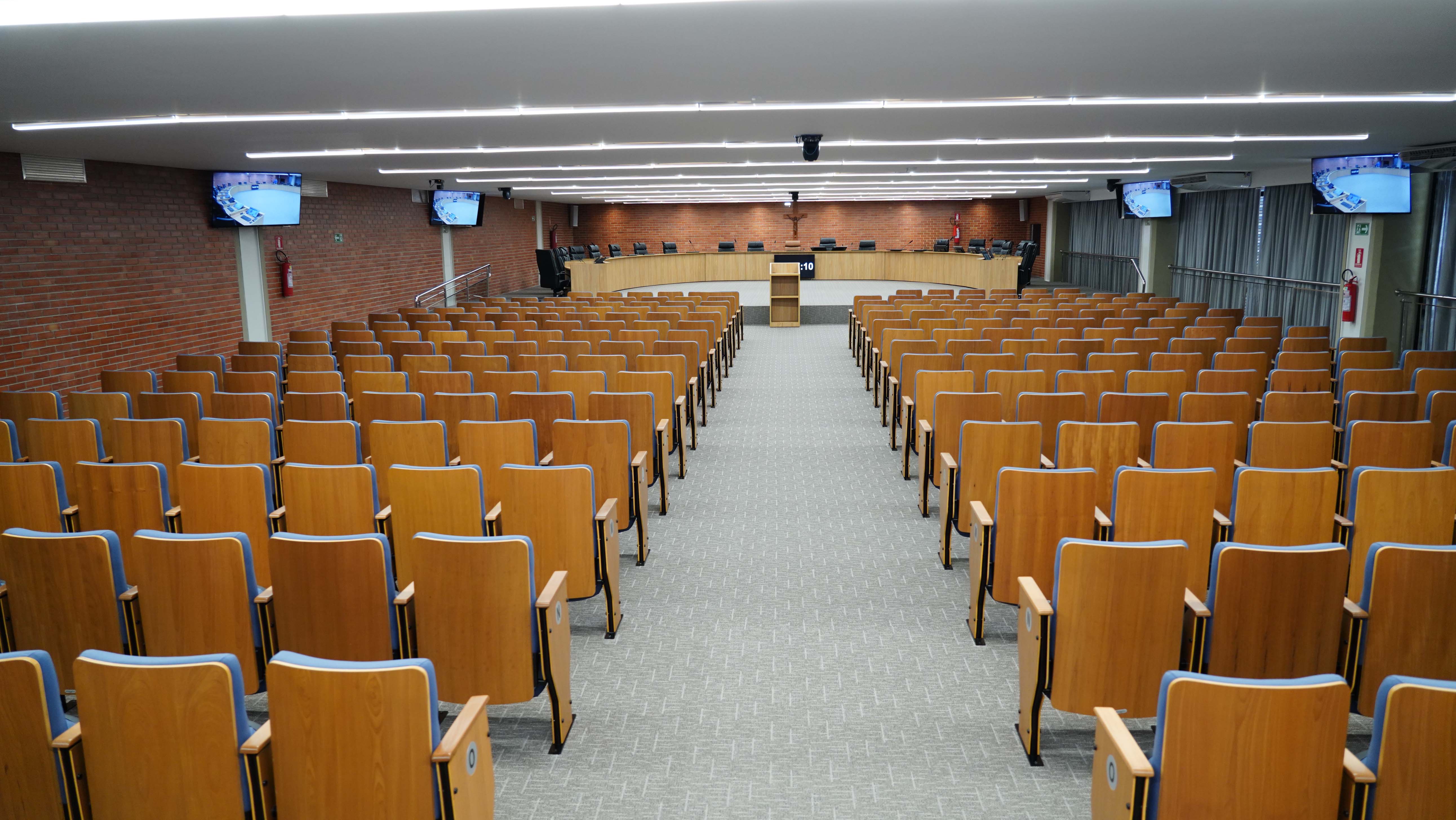 Imagem mostra a sala de sessões do tribunal pleno do TJTO antes da sessão se julgamento