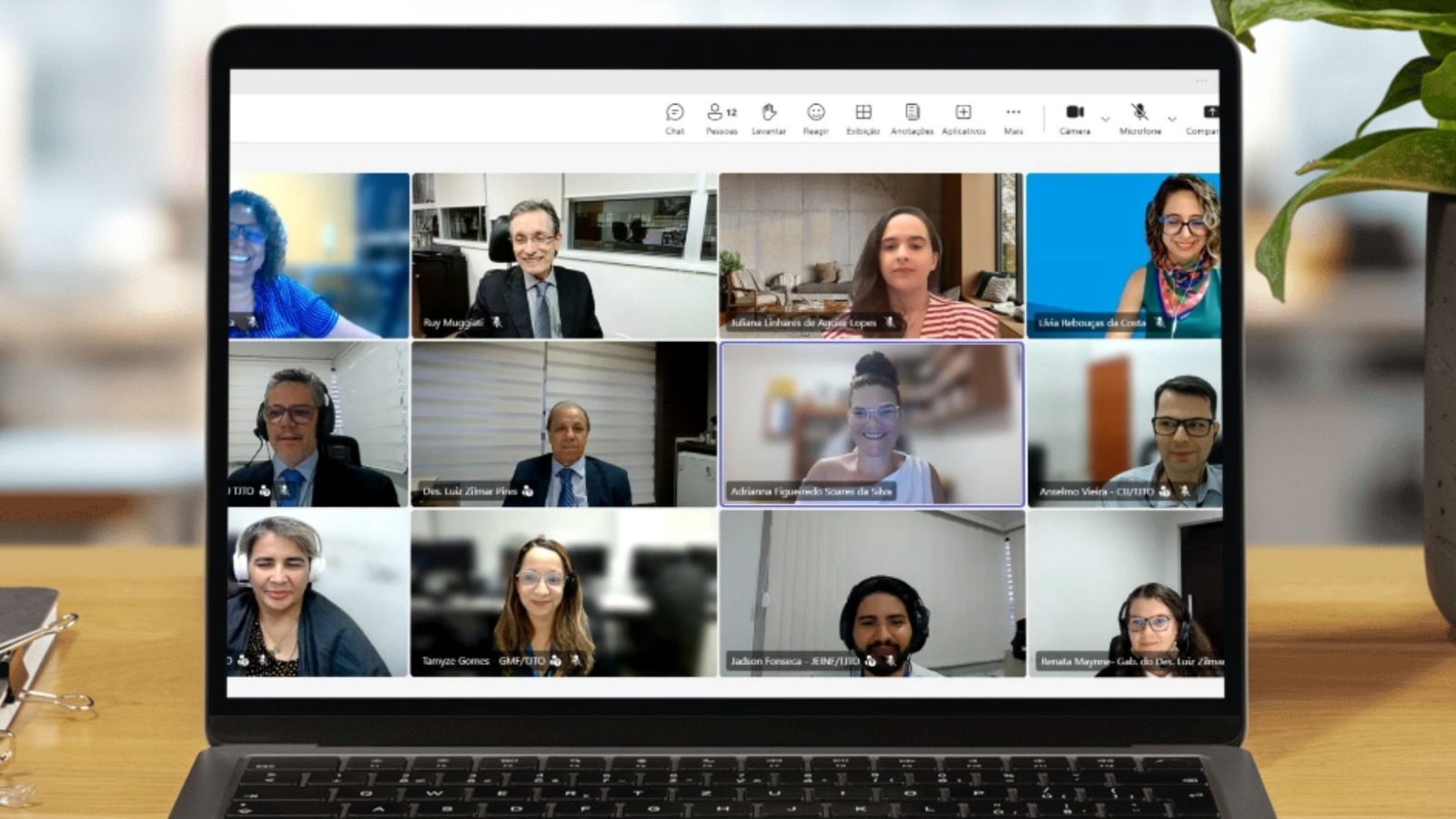 Texto alternativo: Reunião por videoconferência com representantes do CNJ e do Tribunal de Justiça do Tocantins, exibida na tela de um notebook, com os participantes distribuídos em janelas da plataforma de reunião on-line.