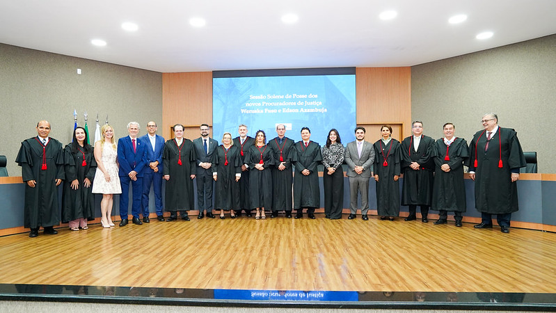 Imagem mostra dezenas de autoridades perfiladas no palco do auditório do Ministério Público do Tocantins