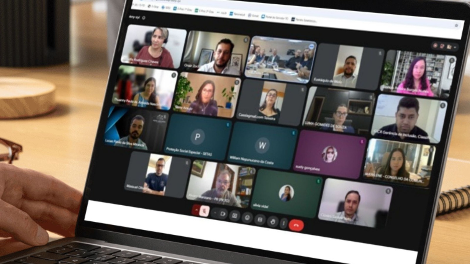 imagem mostra tela de computador com rostos em frame de aplicativo de reunião virtual