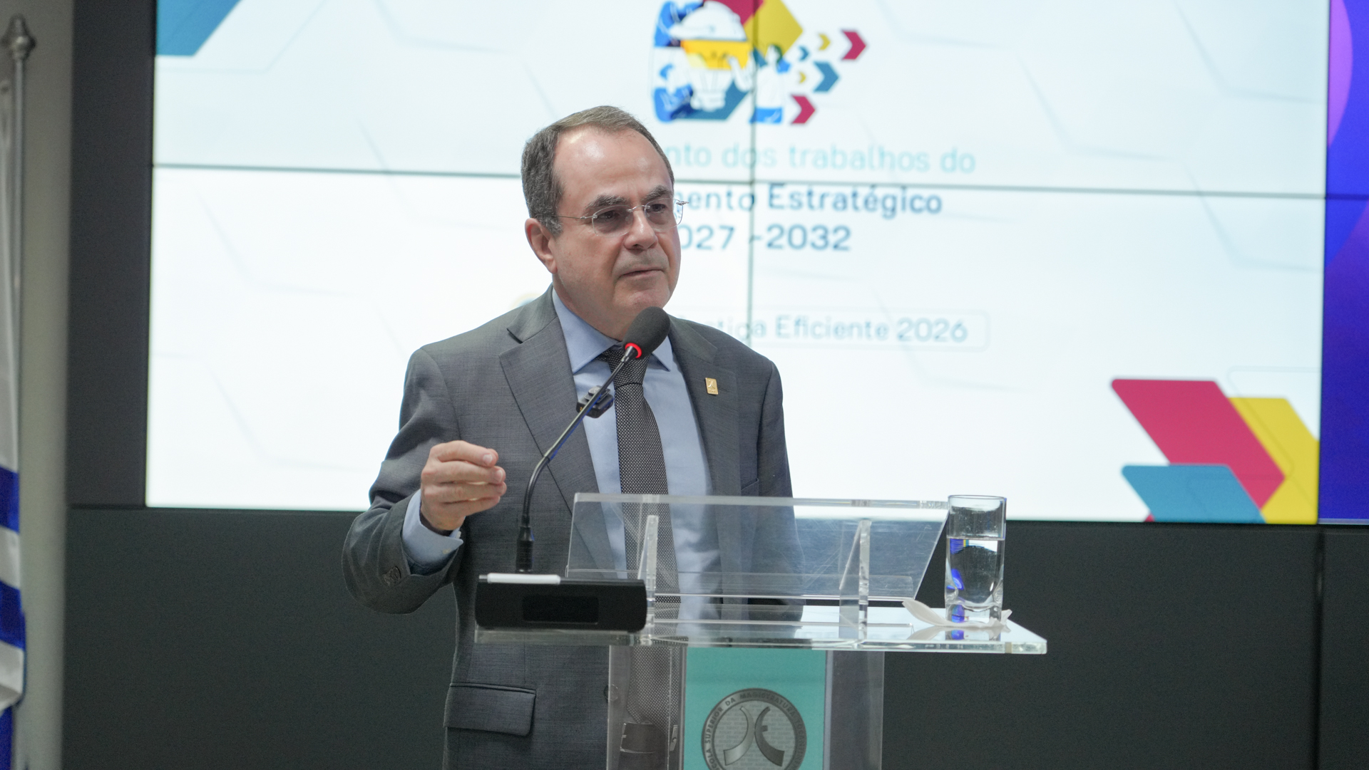 O diretor-geral da Escola Superior da Magistratura Tocantinense (Esmat), desembargador Marco Villas Boas, faz uso da palavra durante a abertura dos trabalhos de construção do Planejamento Estratégico 2027–2032. Ao fundo, o telão exibe a identidade visual do evento.