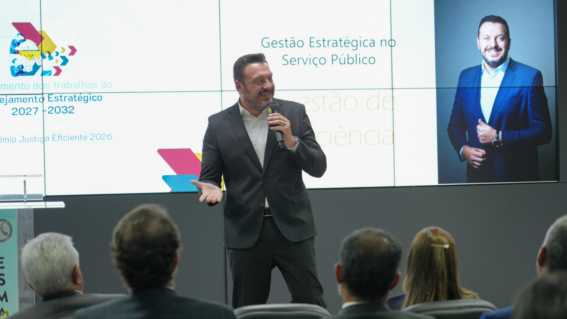 O especialista em gestão estratégica Fábio Scannavino ministra a palestra "Gestão Estratégica no Serviço Público: uma questão de consciência" durante o lançamento dos trabalhos de construção do Planejamento Estratégico 2027–2032. Em primeiro plano, participantes acompanham a apresentação.