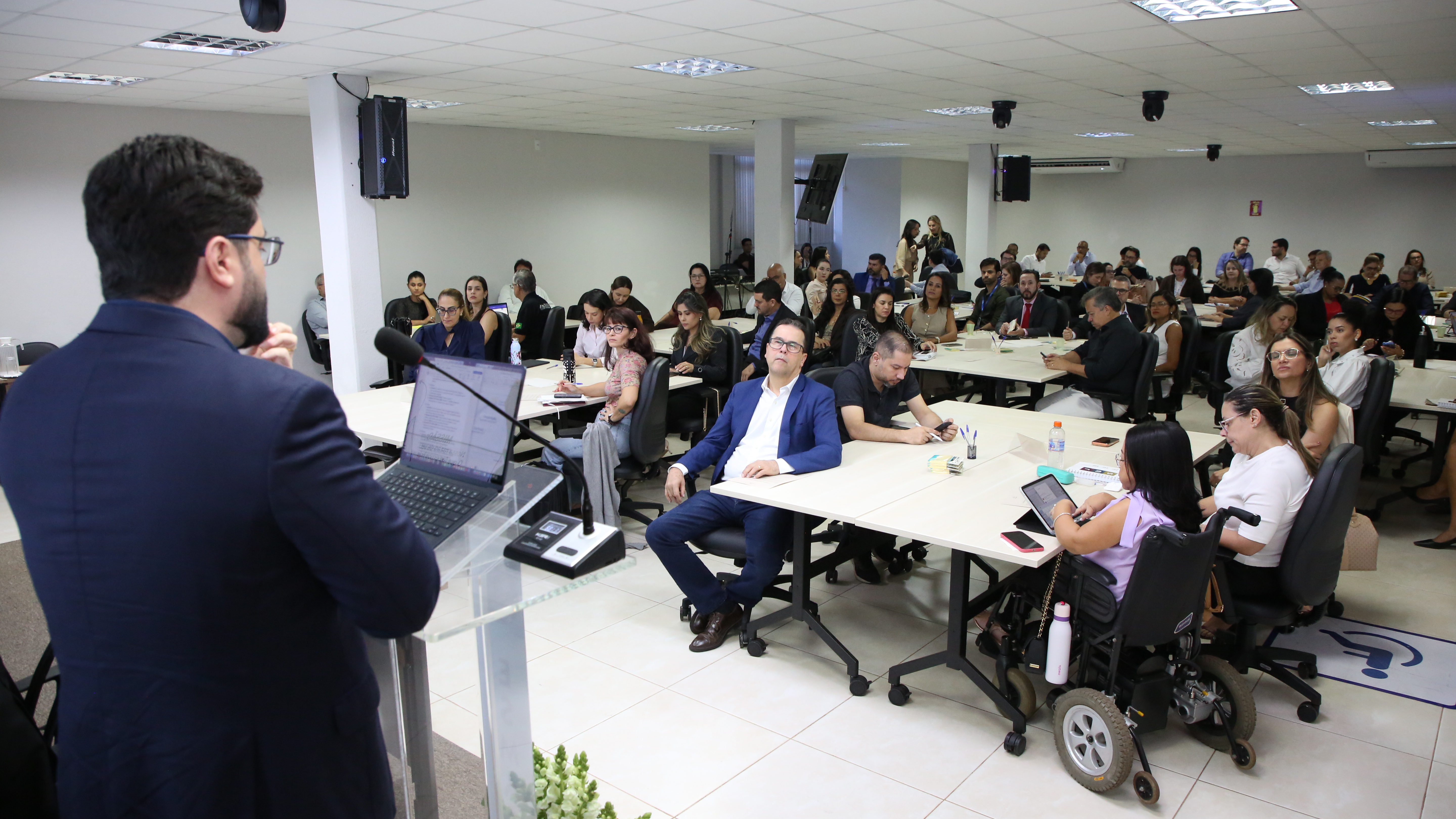 A imagem mostra o coordenador da Coordenadoria de Gestão Estratégica (Coges), Renato Alves, conduzindo a apresentação que deu início às atividades do workshop, acompanhado por magistrados e servidores participantes.