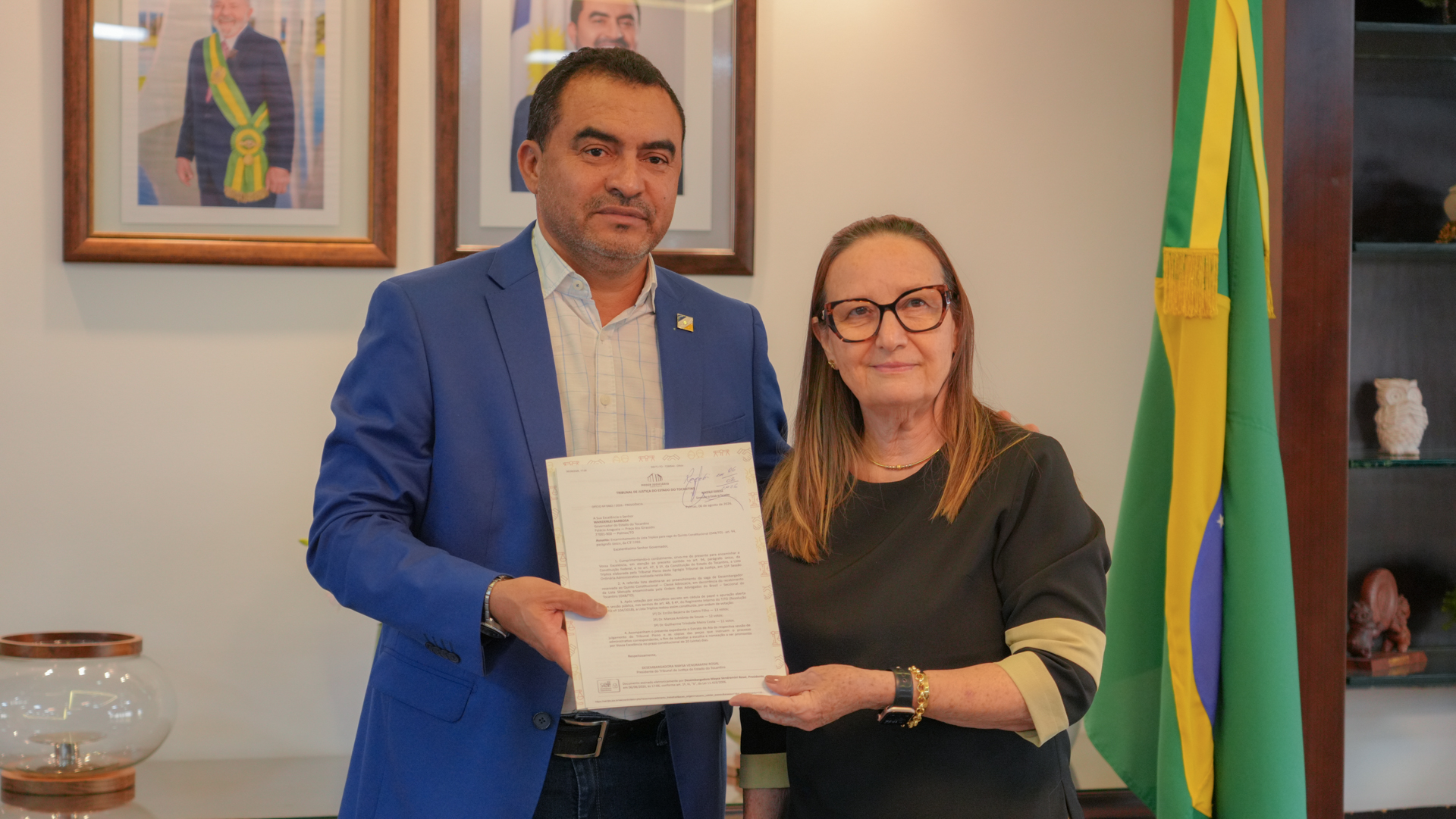Presidente do TJTO, desembargadora Maysa, com o governador Wanderlei Barbosa, segurando o documento com a lista tríplice