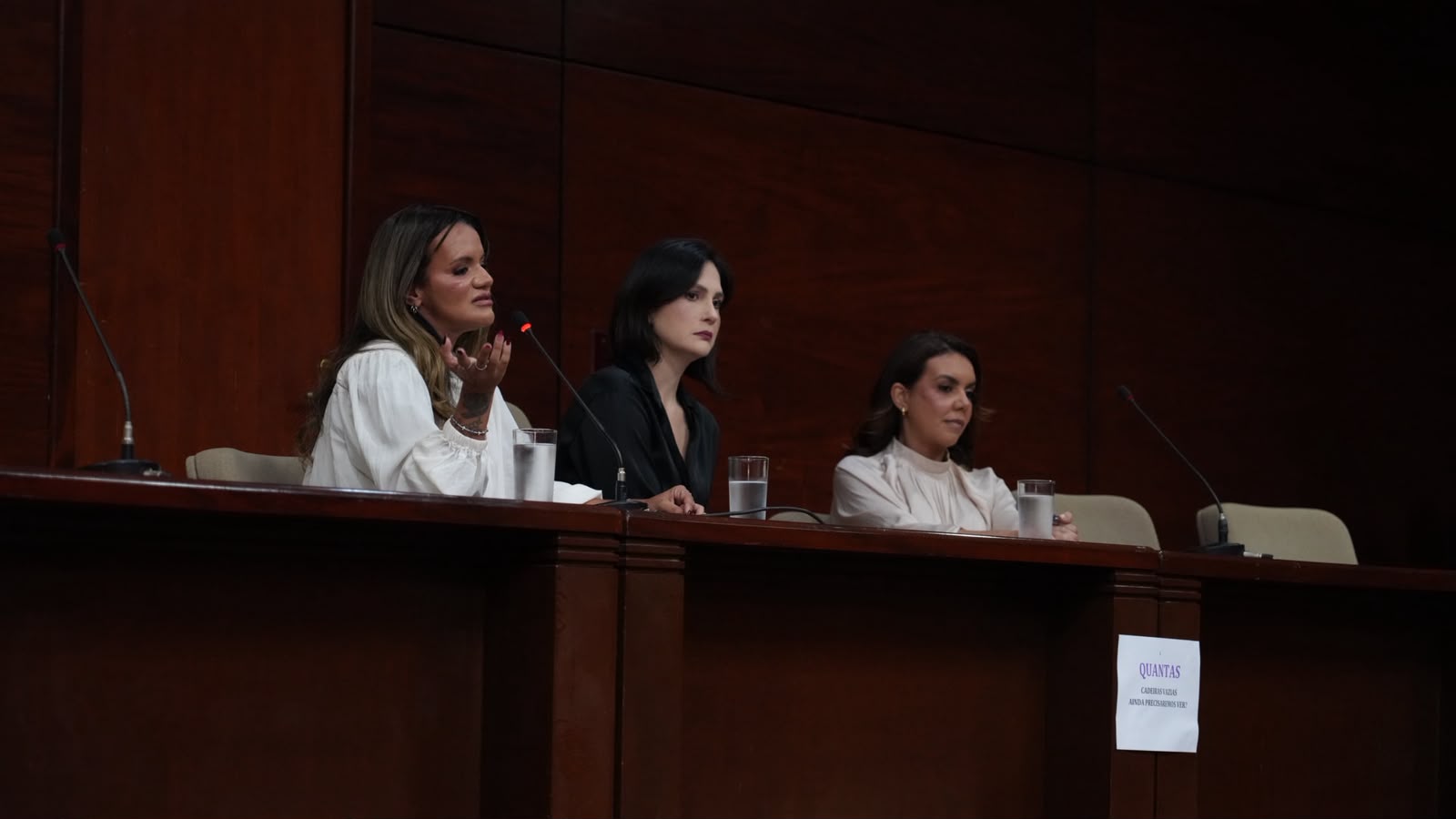 imagem da mesa de abertura com três mulheres em destaque