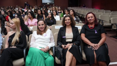 desembargadora Ângela Prudente, juíza Edsandra Barbosa, Alessandra Adorno posam sentadas no auditório onde foi realizado o evento.