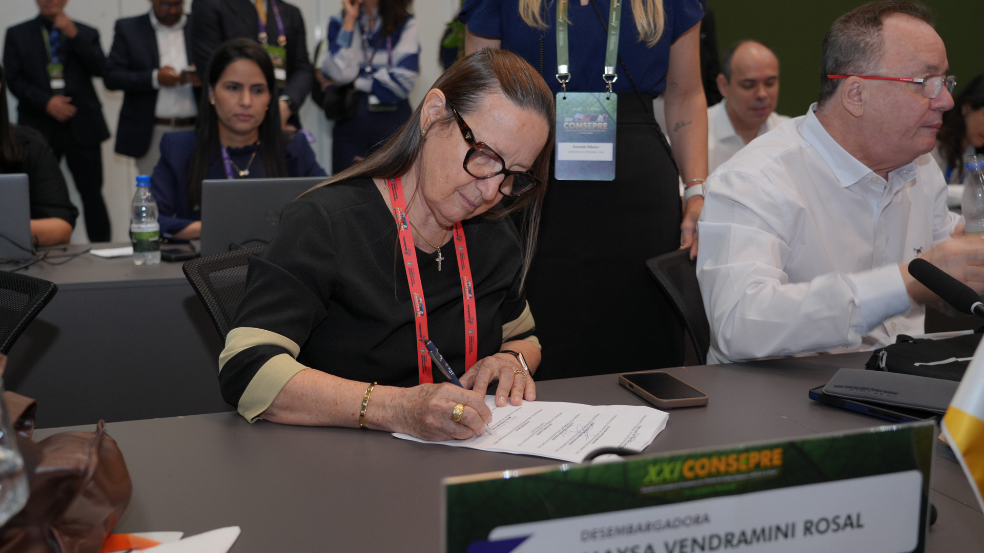 A imagem mostra a desembargadora Maysa Vendramini Rosal, do TJTO, durante a assinatura da Carta de Manaus, documento que marcou o encerramento do XXI Consepre. Ao lado, participantes acompanham a solenidade, realizada na manhã desta sexta-feira (14/8), em Manaus (AM).