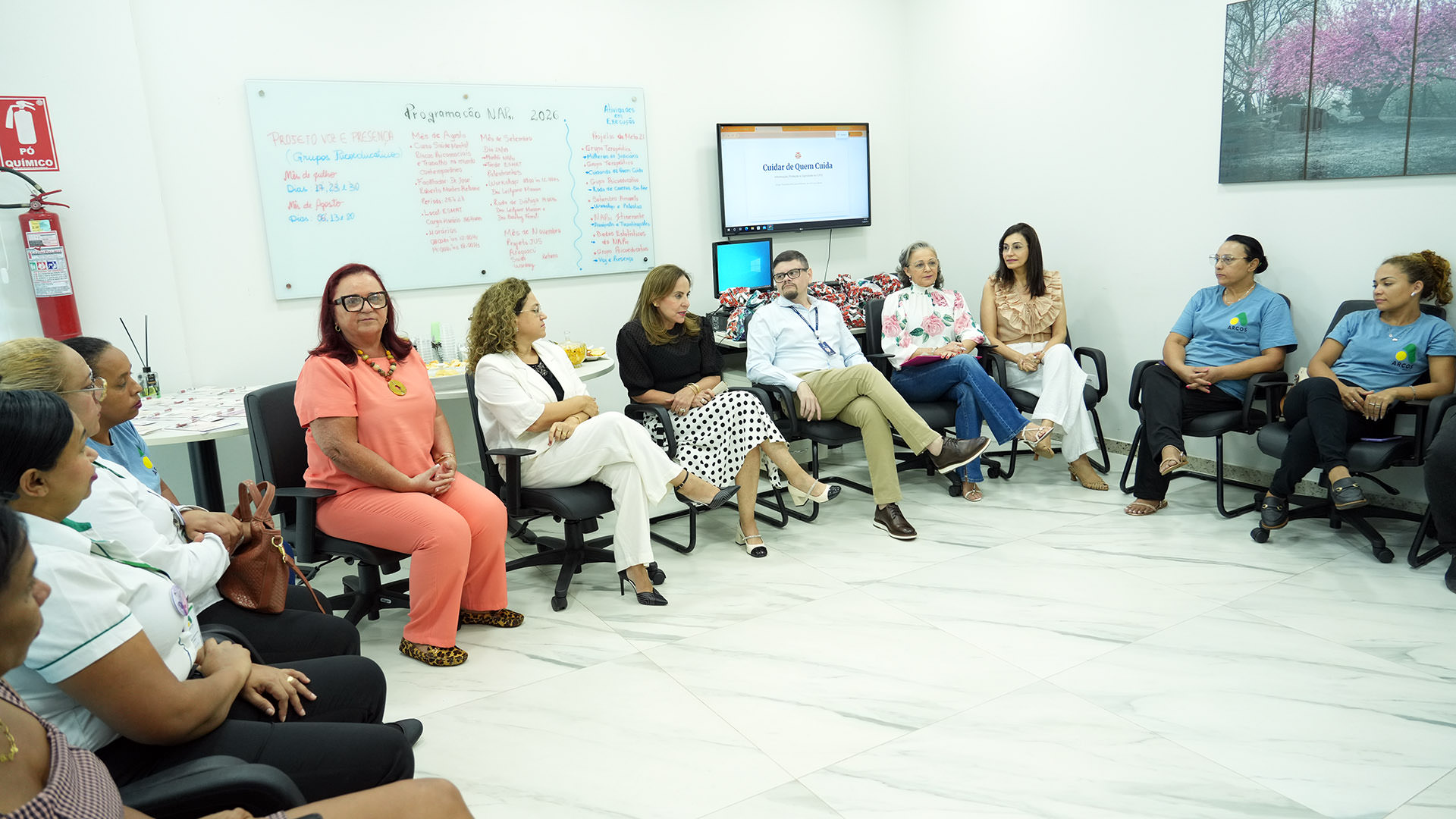 Servidoras terceirizadas e integrantes da Ouvidoria da Mulher e do NAPsi participam da quarta roda de conversa do projeto “Ouvidoria da Mulher: Voz e Presença”, na sede do Núcleo.