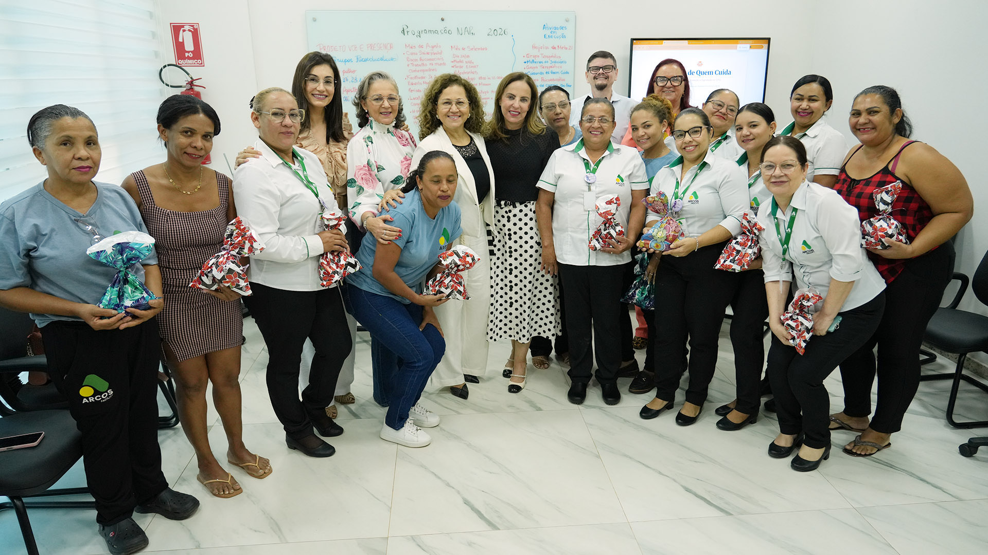 Participantes da quarta roda de conversa do projeto “Ouvidoria da Mulher: Voz e Presença” posam para foto ao final do encontro, na sede do NAPsi. Servidoras terceirizadas receberam lembranças durante a atividade.