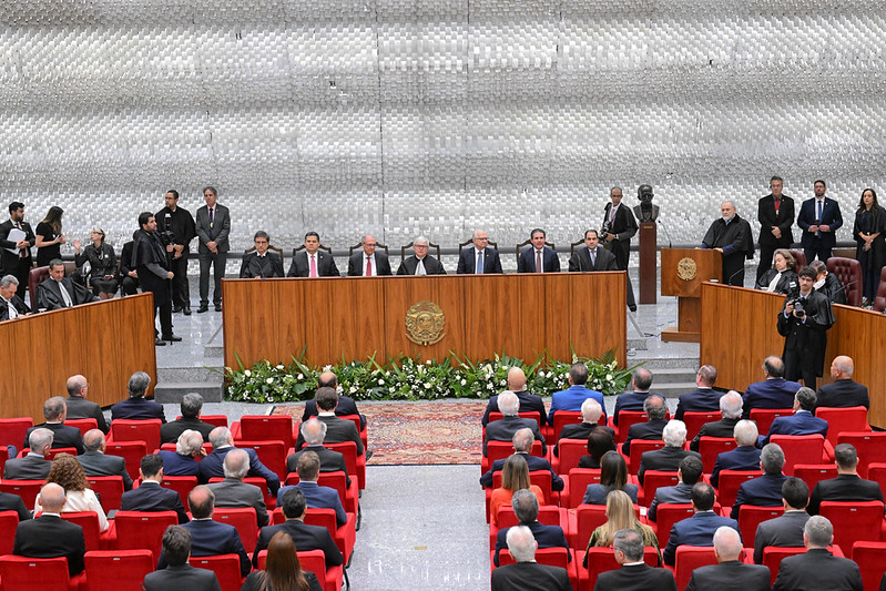 Imagem aberta do plenário do STJ. Ao fundo o dispositivo de honra com as autoridades e em primeiro plano o público sentado em cadeiras vermelhas.