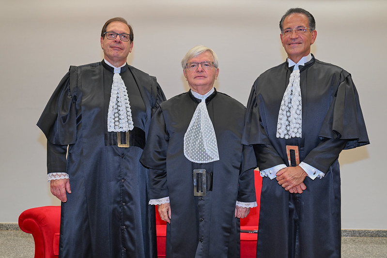 três ministros do STJ aparecem em pé com togas escuras