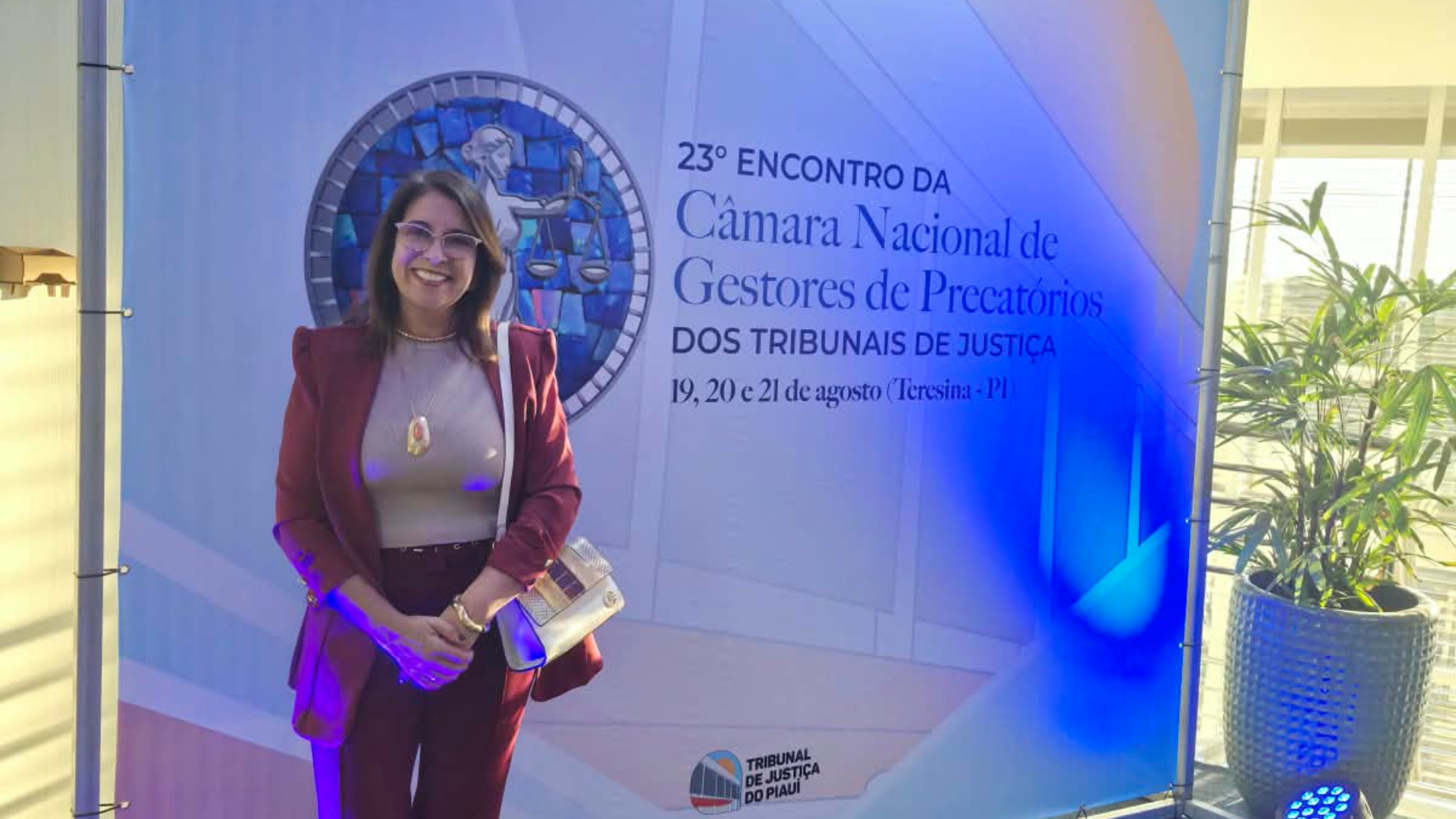 A imagem mostra a juíza Odete Almeida em pé, posando para uma foto durante a 23ª Reunião da Câmara Nacional de Gestores de Precatórios (CNGP), realizada em Teresina (PI). 