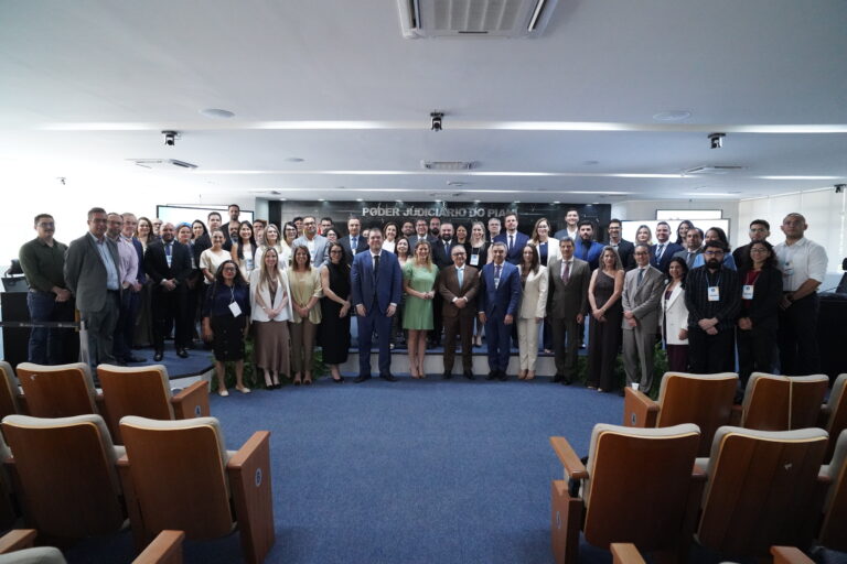 A imagem mostra autoridades em pé, posando para uma foto durante a 23ª Reunião da Câmara Nacional de Gestores de Precatórios (CNGP), realizada em Teresina (PI).
