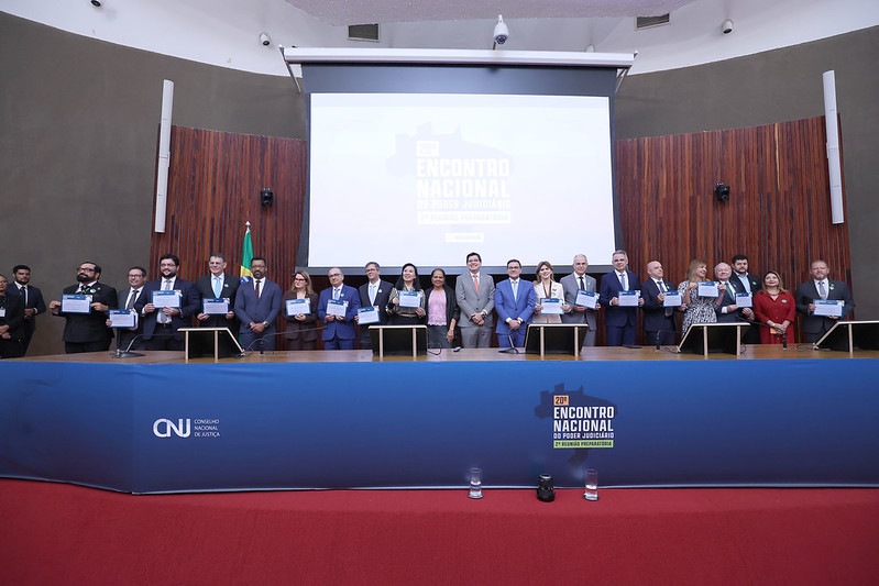 Representantes de tribunais posam para foto oficial durante a divulgação do Ranking da Transparência do Poder Judiciário 2026, na 2ª Reunião Preparatória para o 20º Encontro Nacional do Poder Judiciário, em Brasília (DF). Alguns participantes exibem certificados referentes ao resultado do levantamento.