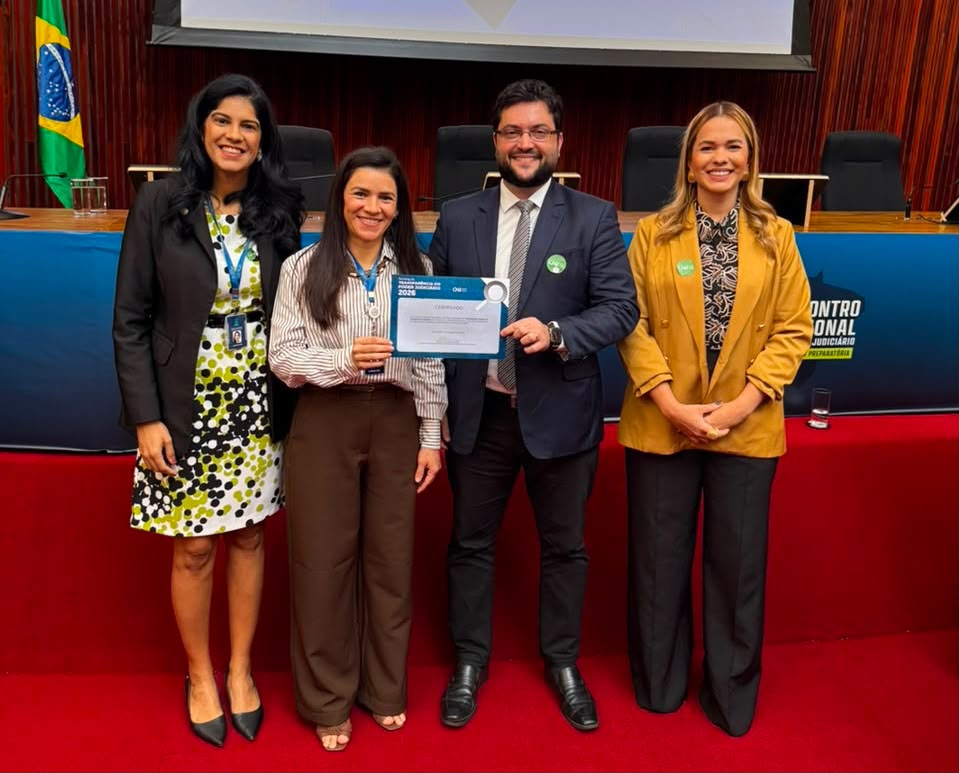O coordenador de Gestão Estratégica, Estatística e Projetos do TJTO, Renato Alves Gomes, posa com servidoras do Tribunal durante a divulgação do resultado do Ranking da Transparência do Poder Judiciário 2026. O grupo exibe o certificado que reconhece a pontuação máxima de 100% alcançada pelo TJTO.