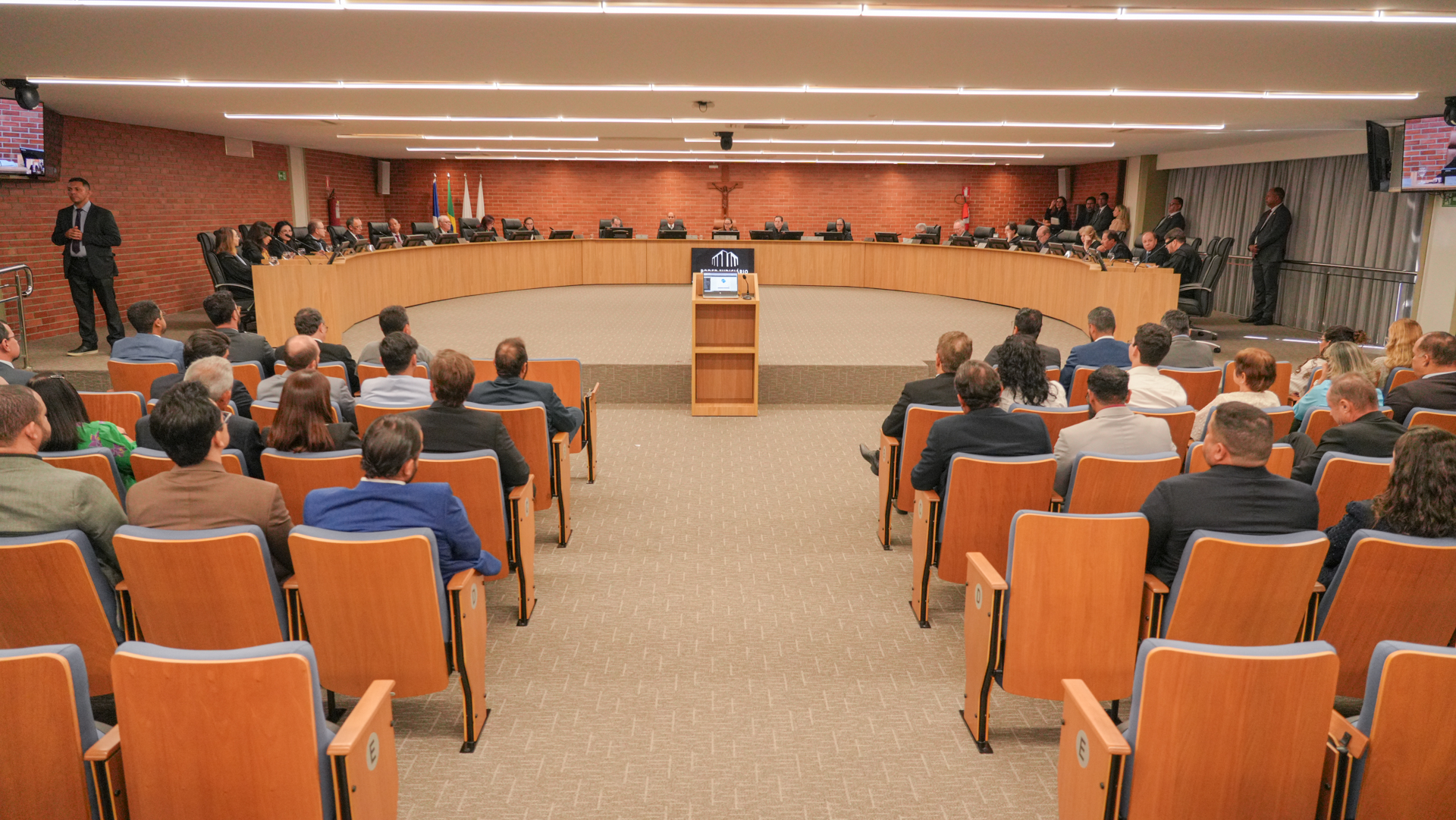Imagem mostra salão da liberdade com pessoas sentadas na plateia e mesa de trabalhos dos desembargadores durante Tribunal Pleno do TJTO