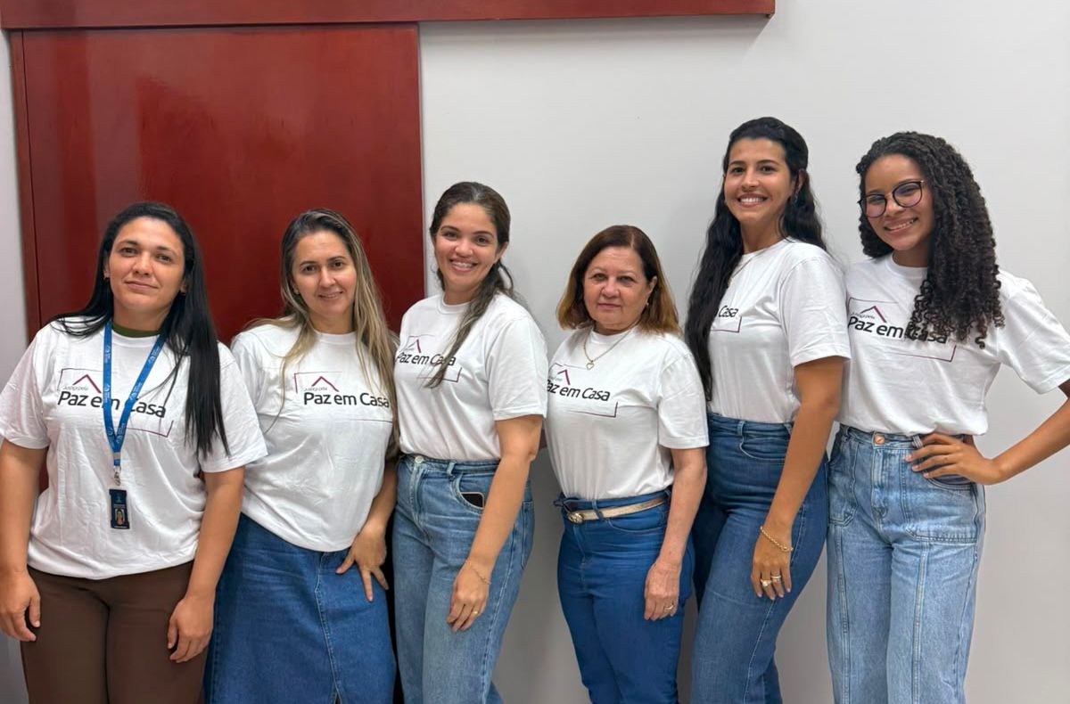 Equipe da Comarca de Araguatins posa para foto com camisetas brancas da campanha Justiça pela Paz em Casa, iniciativa de conscientização e enfrentamento à violência doméstica contra a mulher.