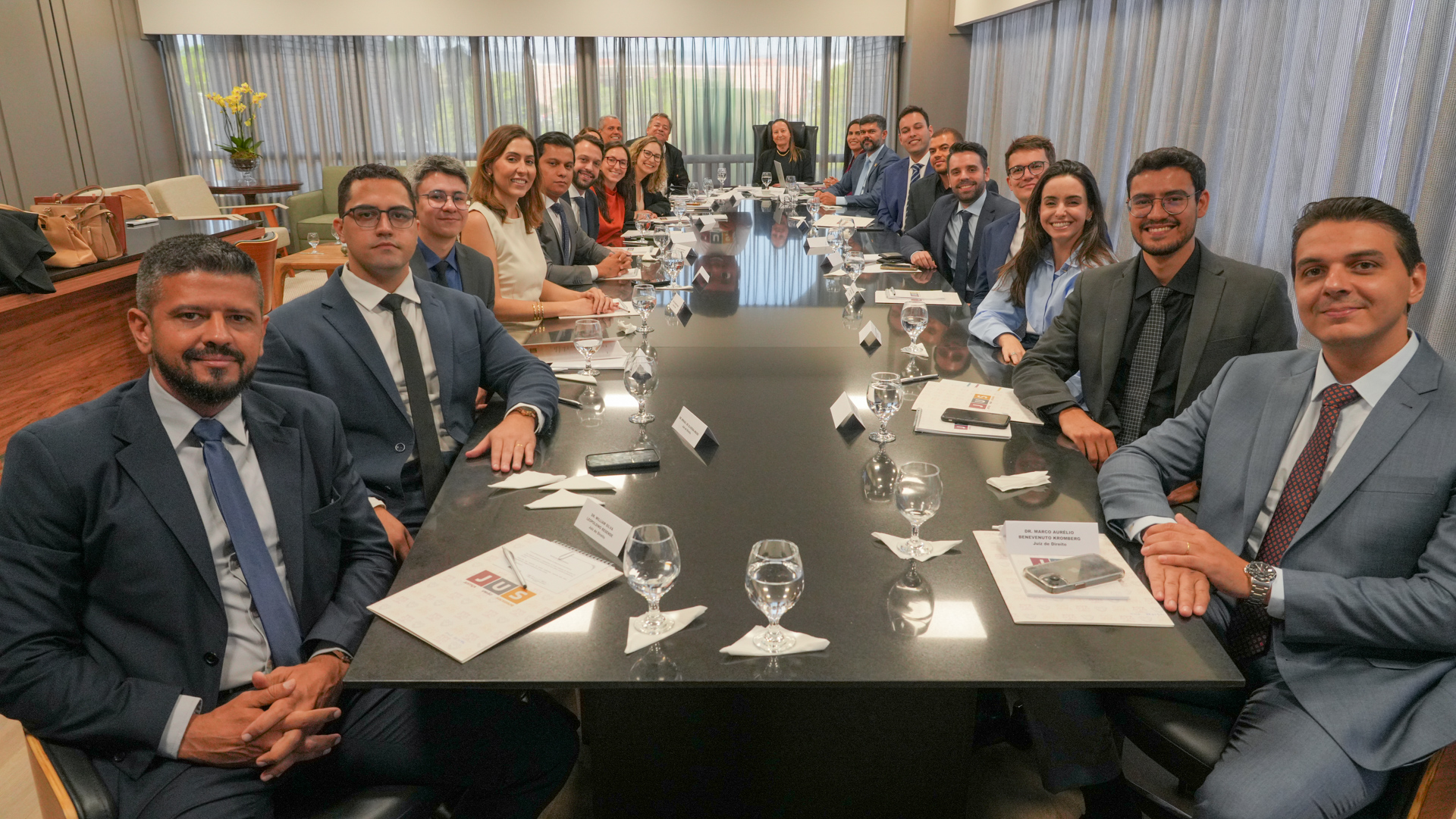 Novos juízes e juízas substitutos posam para foto com a presidente do Tribunal de Justiça do Tocantins (TJTO), desembargadora Maysa Vendramini Rosal, e integrantes da administração da Corte, durante reunião de integração.