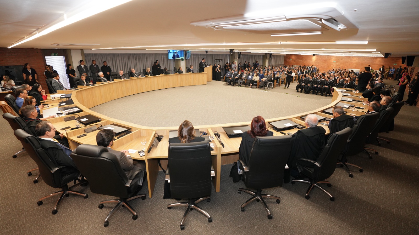 A imagem mostra o Pleno do Tribunal de Justiça do Tocantins lotado durante a solenidade de posse dos novos(as) juízes(as) substitutos(as) do VI Concurso Público. Magistrados, autoridades, servidores e convidados acompanham a cerimônia.