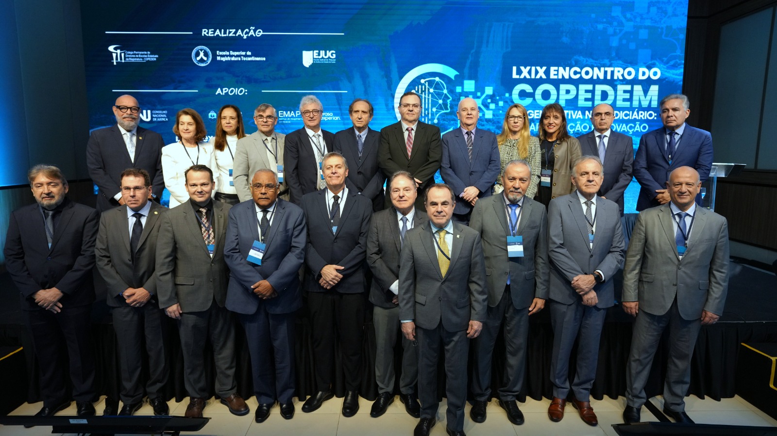 A imagem mostra magistrados e representantes das escolas judiciais reunidos para uma fotografia durante o LXIX Encontro do Copedem. O evento teve como um dos encaminhamentos a Carta de Foz, com propostas de piso orçamentário e capacitação continuada para as escolas judiciais.