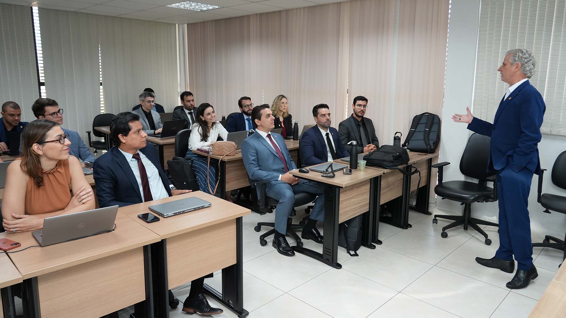  A imagem mostra o juiz auxiliar da presidente, Esmar Custódio Vêncio Filho, em pé, ministrando o curso durante a Formação Inicial de Magistrados e Magistradas do Tocantins.