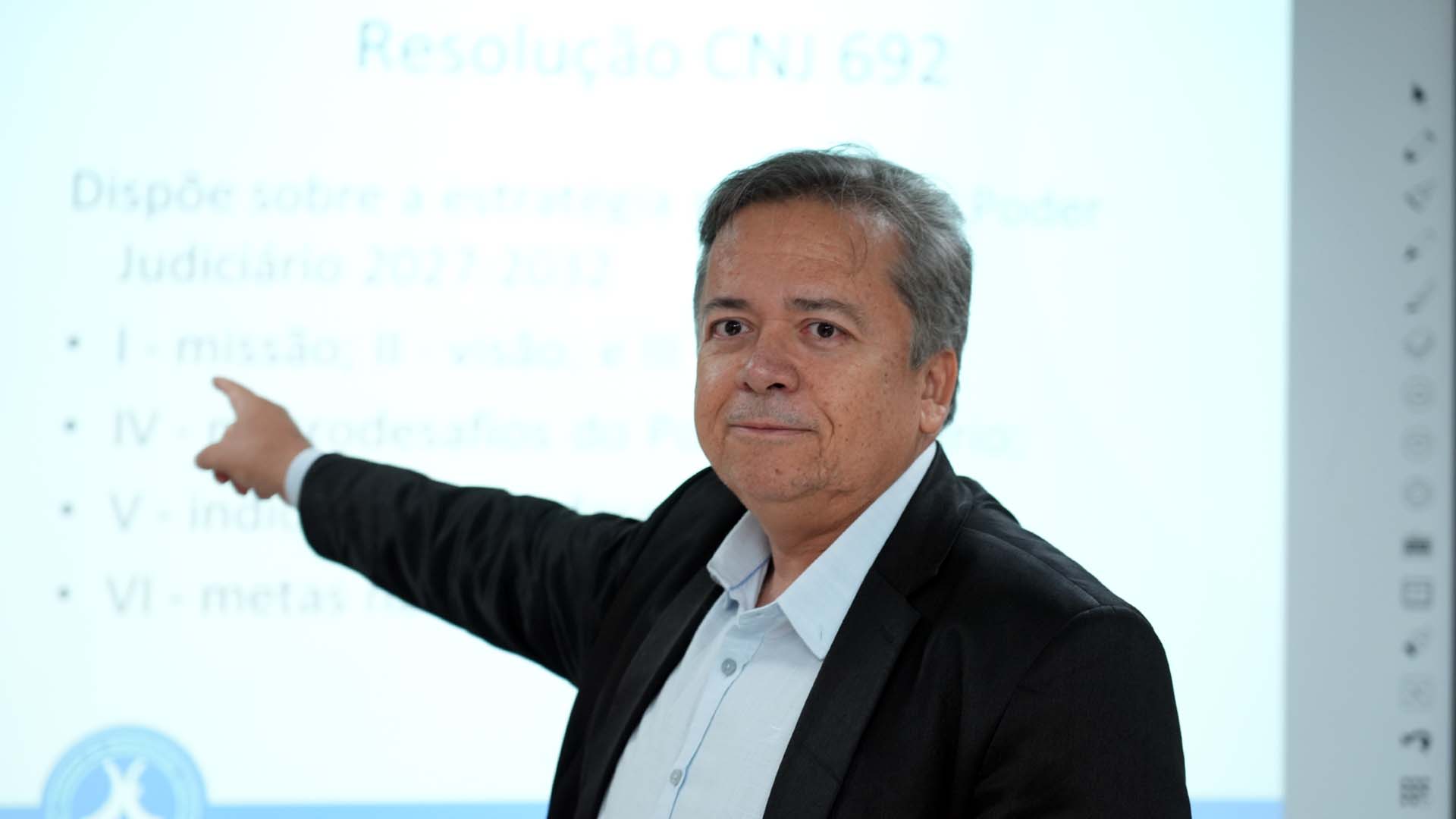 A imagem mostra o juiz auxiliar da presidente, Arióstenis Guimarães Vieira, em pé, ministrando o curso durante a Formação Inicial de Magistrados e Magistradas do Tocantins.