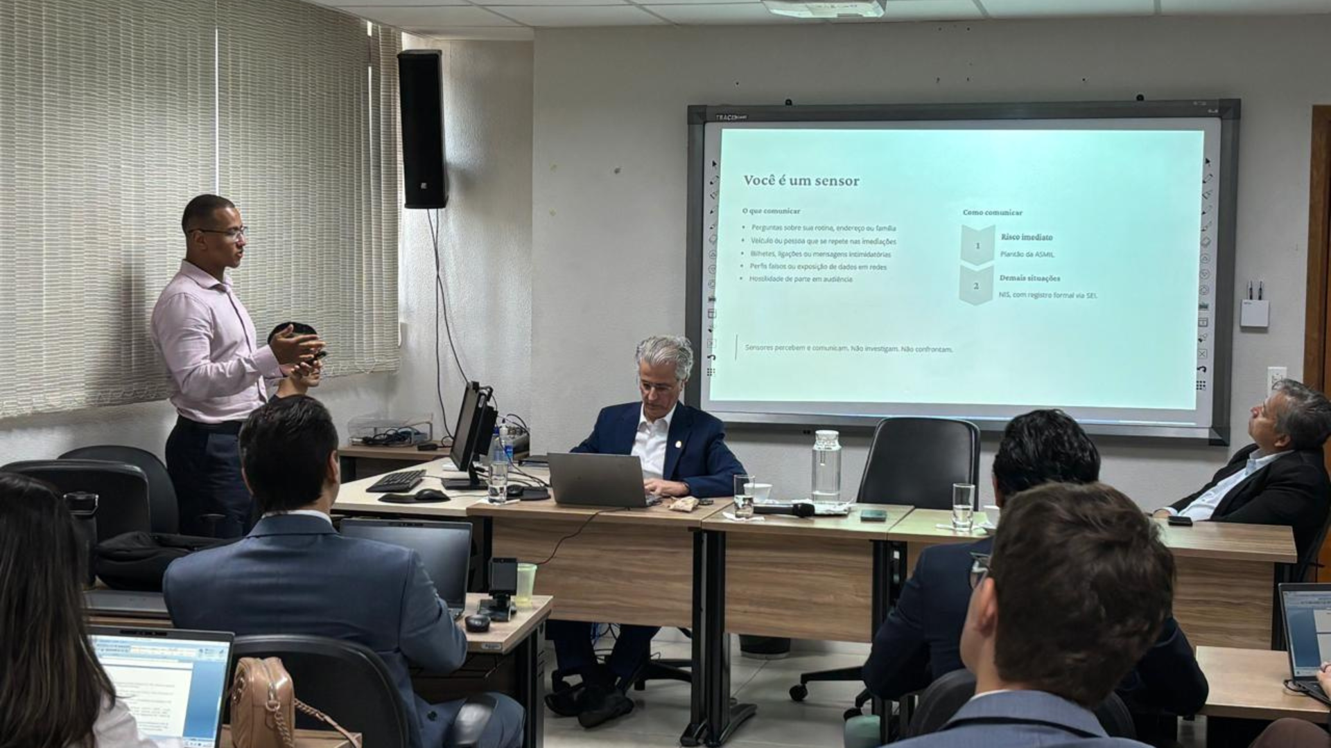 A imagem mostra o chefe da Divisão de Inteligência do Núcleo de Inteligência e Segurança Institucional do TJTO, delegado José Carlos Garcia, em pé, ministrando o curso durante a Formação Inicial de Magistrados e Magistradas do Tocantins.