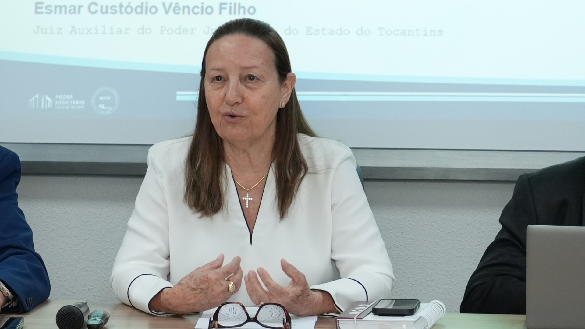 A imagem mostra  a presidente do TJTO, desembargadora Maysa Vendramini Rosal, sentadas, ministrando o curso durante a Formação Inicial de Magistrados e Magistradas do Tocantins.