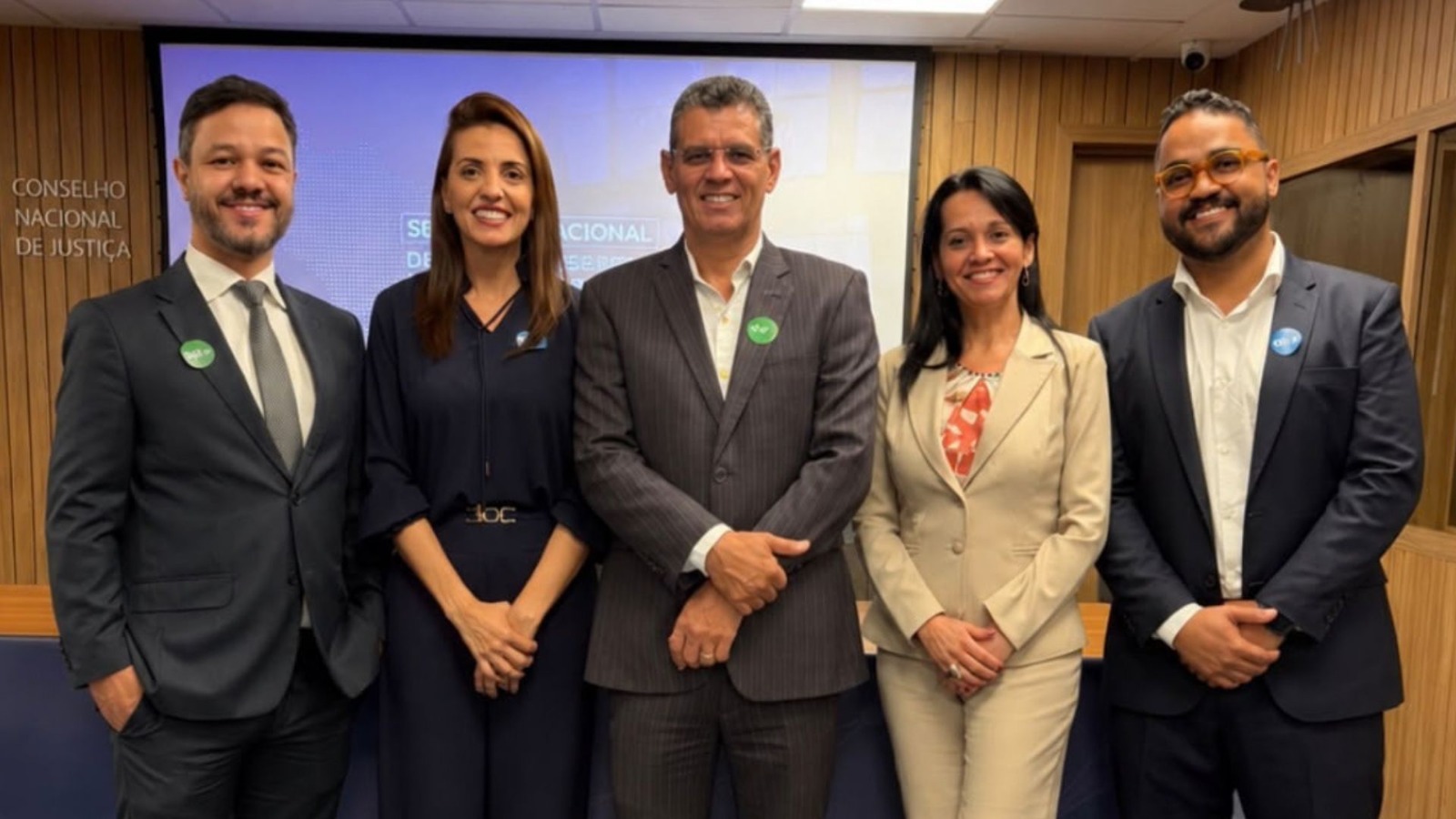 Cinco representantes do Judiciário tocantinense posam para foto durante o seminário sobre o Tribunal do Júri, na sede do Conselho Nacional de Justiça (CNJ), em Brasília.