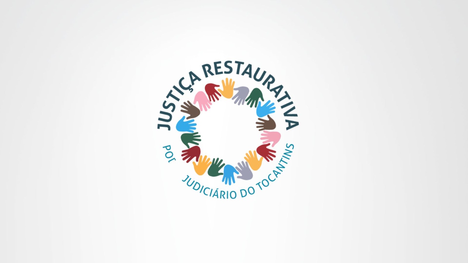 A imagem mostra o logotipo da Justiça Restaurativa do Judiciário do Tocantins sobre fundo branco. No centro, um círculo é formado por diversas mãos coloridas — em tons de azul, verde, vermelho, amarelo, rosa, cinza e marrom — simbolizando acolhimento, diálogo e cooperação. Ao redor do círculo, em letras azuis, está a inscrição: “Justiça Restaurativa por Judiciário do Tocantins”