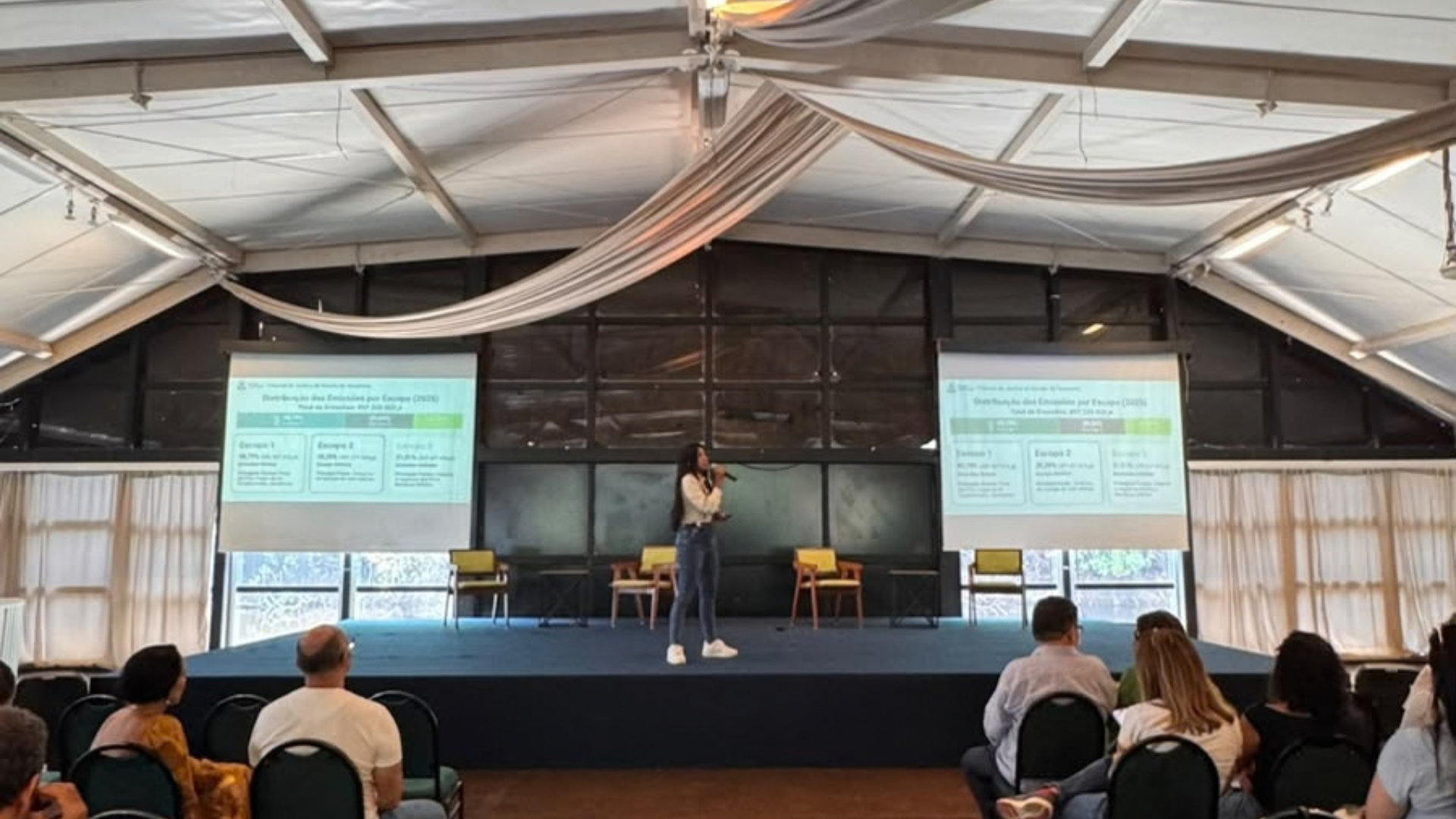 A engenheira ambiental Cinthia Barbosa Pires Azevedo apresenta o projeto Plantar para ComPensar do TJTO no V Encontro de Sustentabilidade do Poder Judiciário – Rede Norte/CNJ.