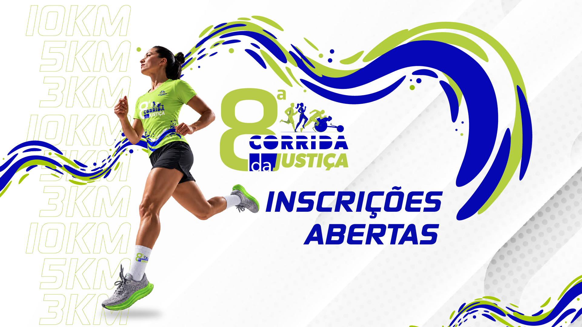 Cartaz publicitário com uma mulher correndo à esquerda sobre fundo branco com detalhes em azul e verde. Traz a frase "8ª Corrida da Justiça" acompanhada pelo aviso em destaque "Inscrições Abertas".