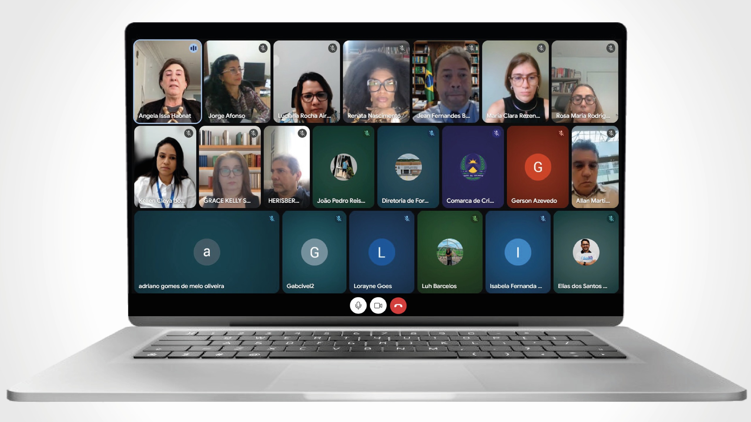 Imagem de um notebook prateado com a tela de uma reunião virtual preparatória para o Mutirão Racial 2026 do TJTO. Os participantes aparecem em quadros organizados em três fileiras, alguns com câmeras abertas e outros representados por fotos ou iniciais. A desembargadora Ângela Issa Haonat aparece no primeiro quadro, no canto superior esquerdo, destacado por uma borda azul.