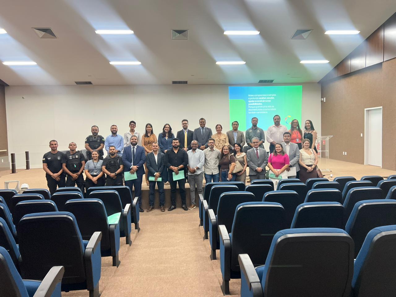 Participantes da reunião interinstitucional posam para foto oficial no auditório, após o encontro que marcou a retomada das atividades do Conselho da Comunidade de Araguaína (Concar).