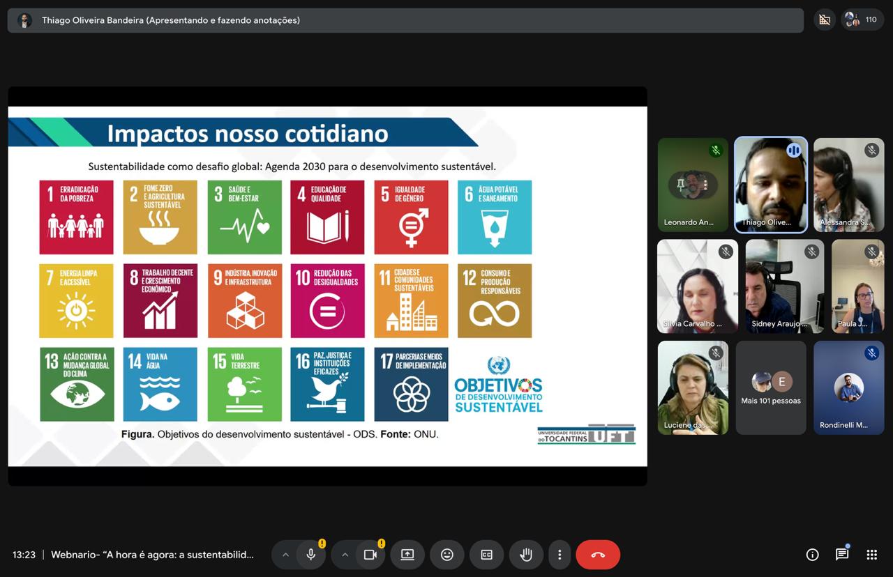 A imagem mostra a tela de um notebook com o webinário “A hora é agora: a sustentabilidade é responsabilidade de quem?”, exibindo um slide sobre os ODS da Agenda 2030 da ONU. Também aparecem os participantes da videoconferência e a indicação de mais de 100 pessoas acompanhando o evento.