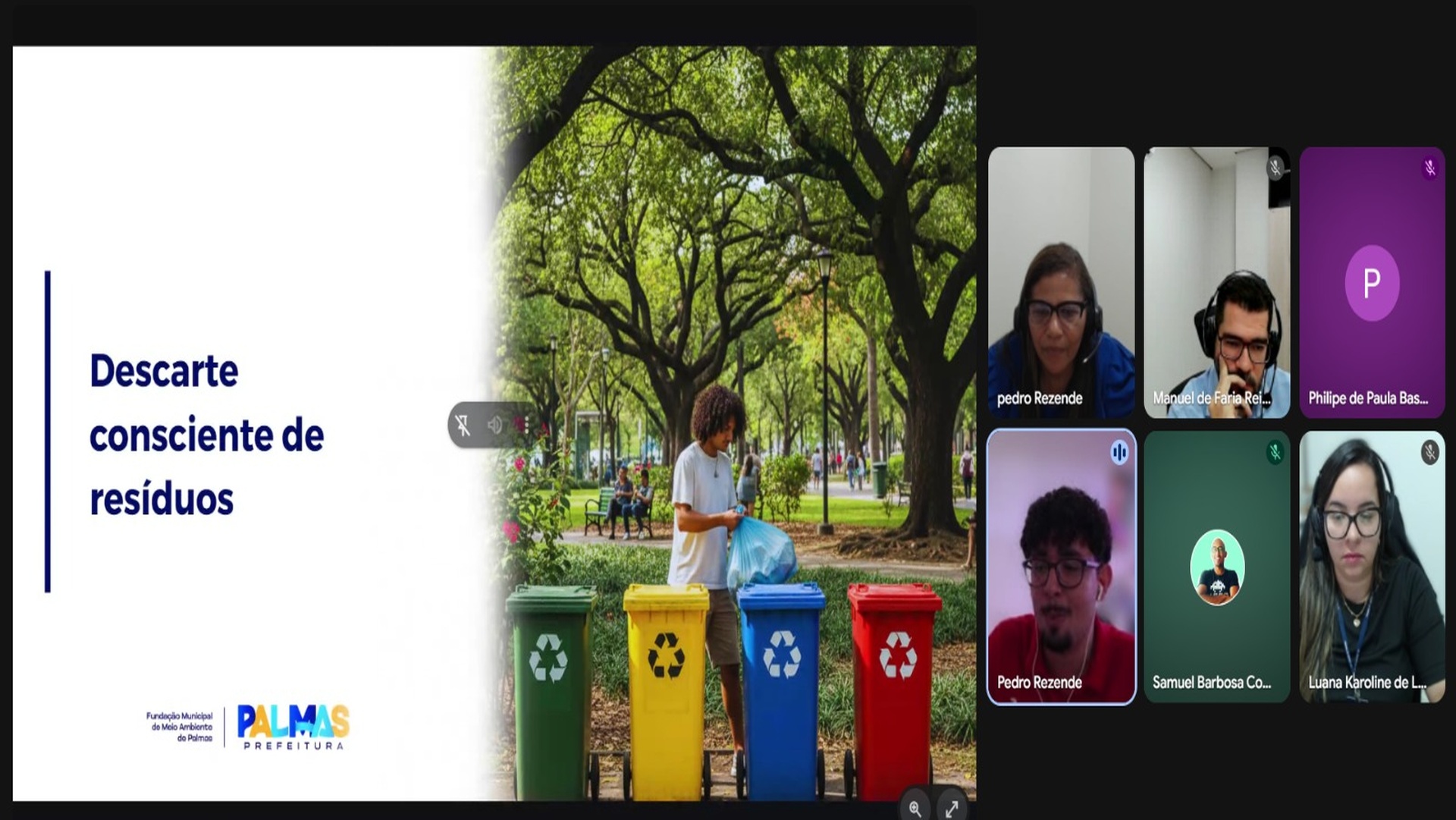 A imagem mostra um slide institucional sobre descarte consciente de resíduos, com a ilustração de uma pessoa separando lixo em coletores coloridos de reciclagem em um parque. À direita, aparece a tela de uma reunião on-line com vários participantes em videoconferência.