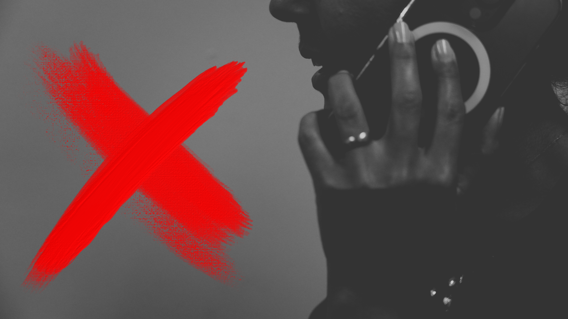 A imagem mostra a silhueta de uma mulher ao telefone, em preto e branco, simbolizando a denúncia da violência doméstica. Em primeiro plano, destaca-se um 