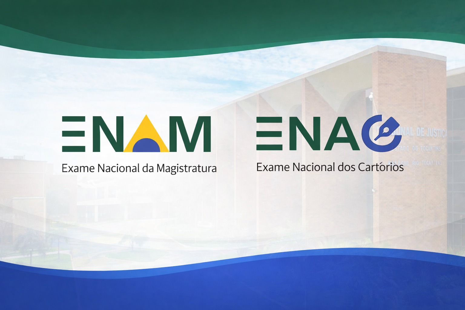 Arte institucional horizontal com os logotipos ENAM e ENAC centralizados. Ao fundo, aparece uma imagem do prédio do Tribunal de Justiça do Tocantins (TJTO) em transparência, usada como marca-d’água. A parte superior possui faixa ondulada verde e a inferior faixa ondulada azul. Abaixo de cada sigla está o nome completo dos exames.
