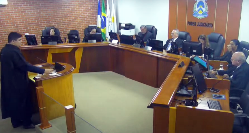 Imagem mostra os desembargadores da 2ª Câmara Criminal durante julgamento de processos, com advogado na tribuna para sustentação oral