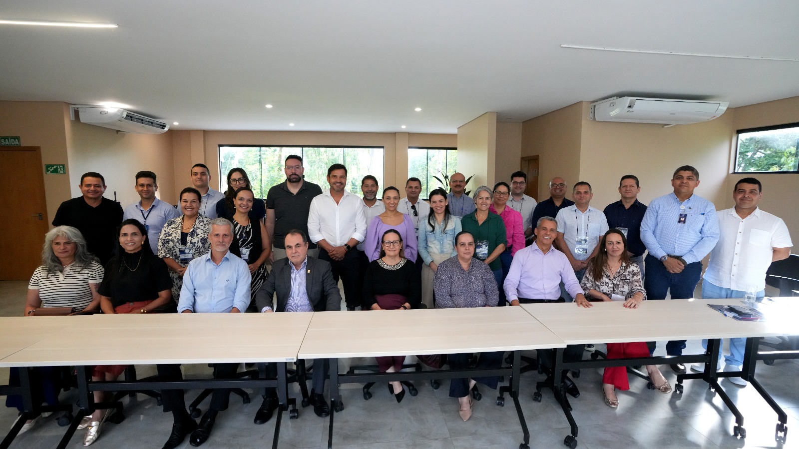 foto aberta com todos os participantes do Wokshop, um grupo em pé e outro sentado, entre os quais a presidente do TJ (ao centro) e os desembargadores Jacqueline e Marco Villas Boas