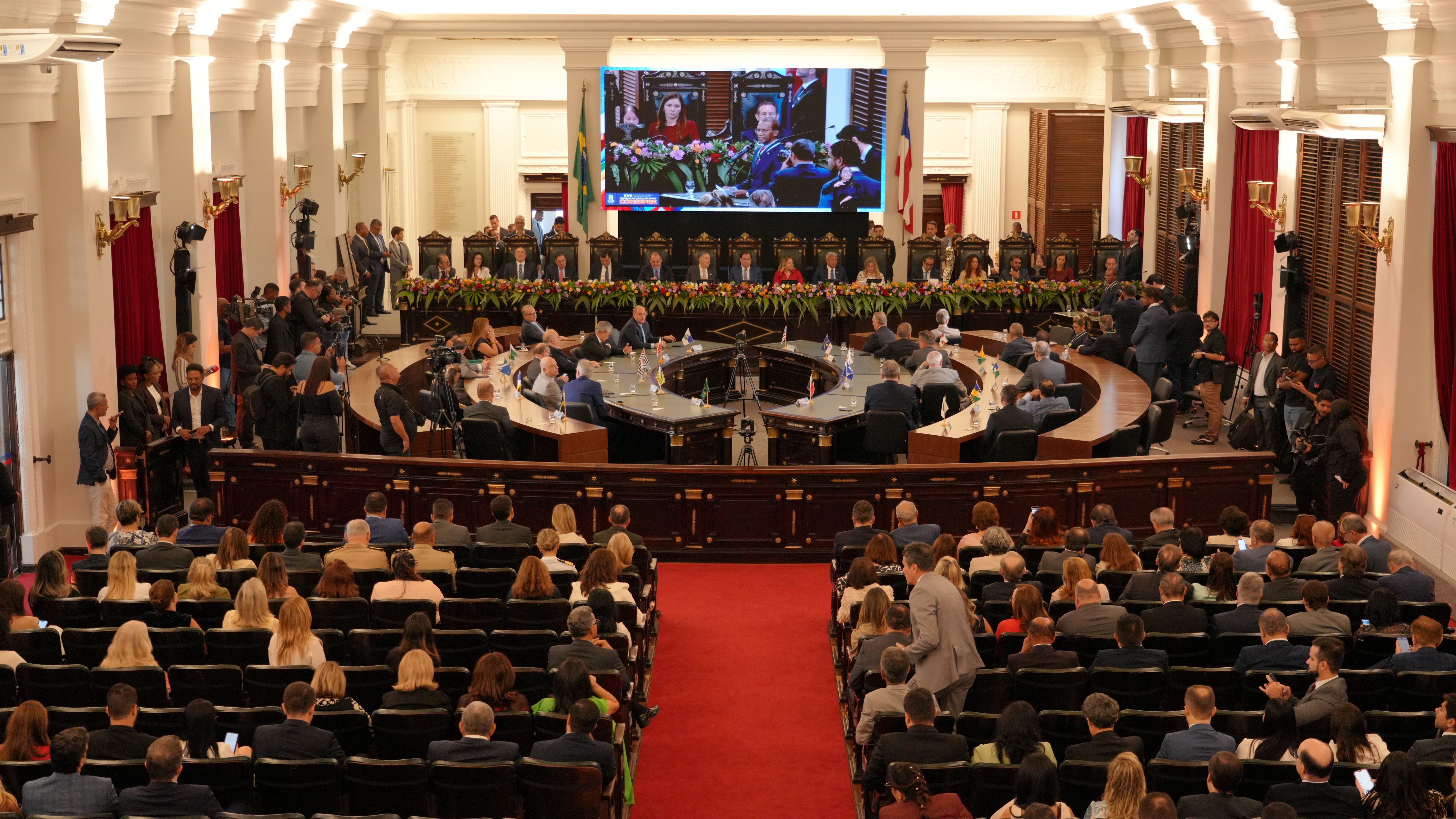 Sala cheia com autoridades e público assistindo a uma palestra no Fórum Ruy Barbosa, em Salvador, durante o encontro dos presidentes dos Tribunais de Justiça do Brasil.