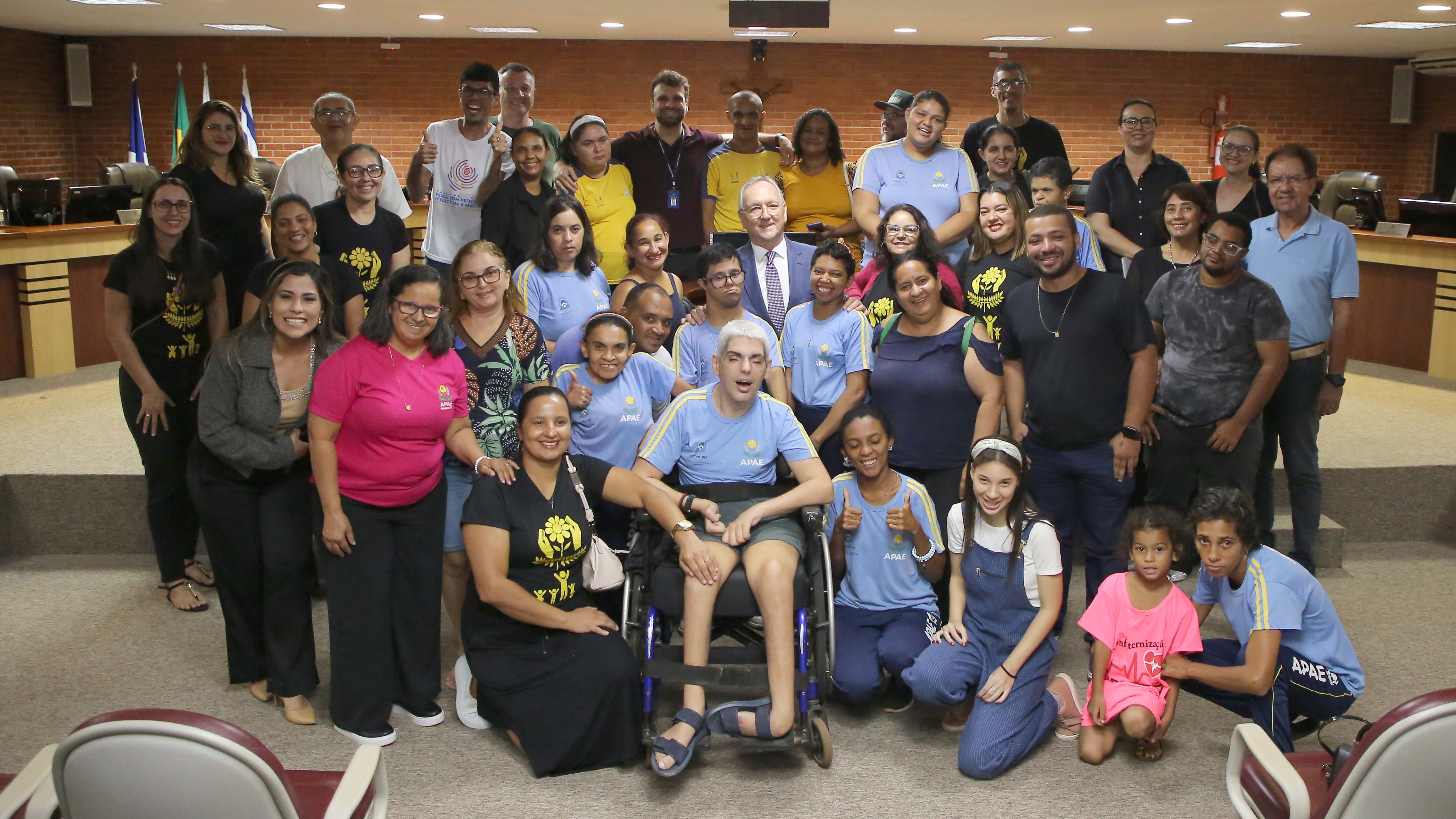 Grande grupo de pessoas reunidas. Os participantes são de várias idades, incluindo crianças e adultos.