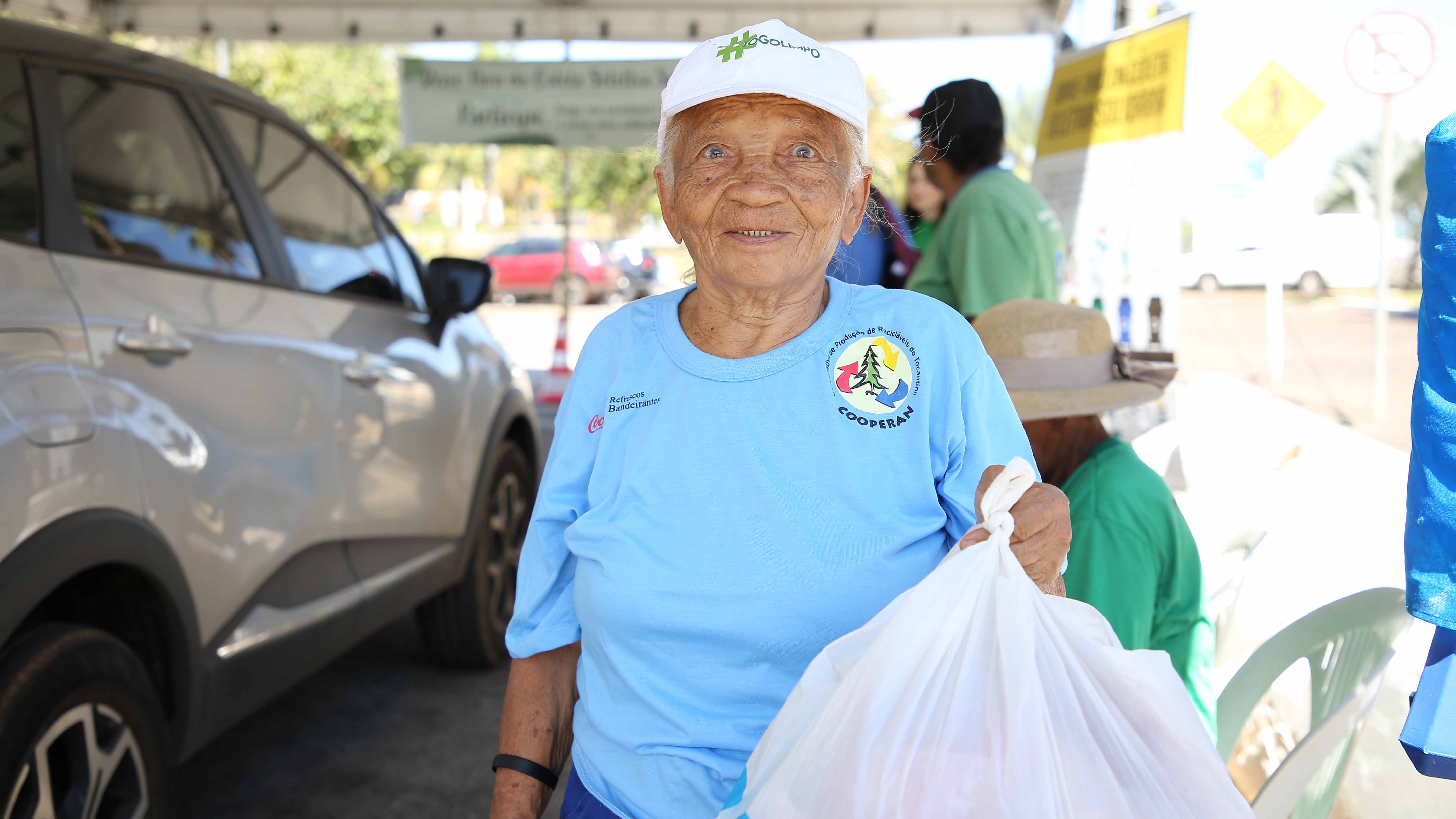 Creuselina, de camiseta azul claro, presidente da Cooperam