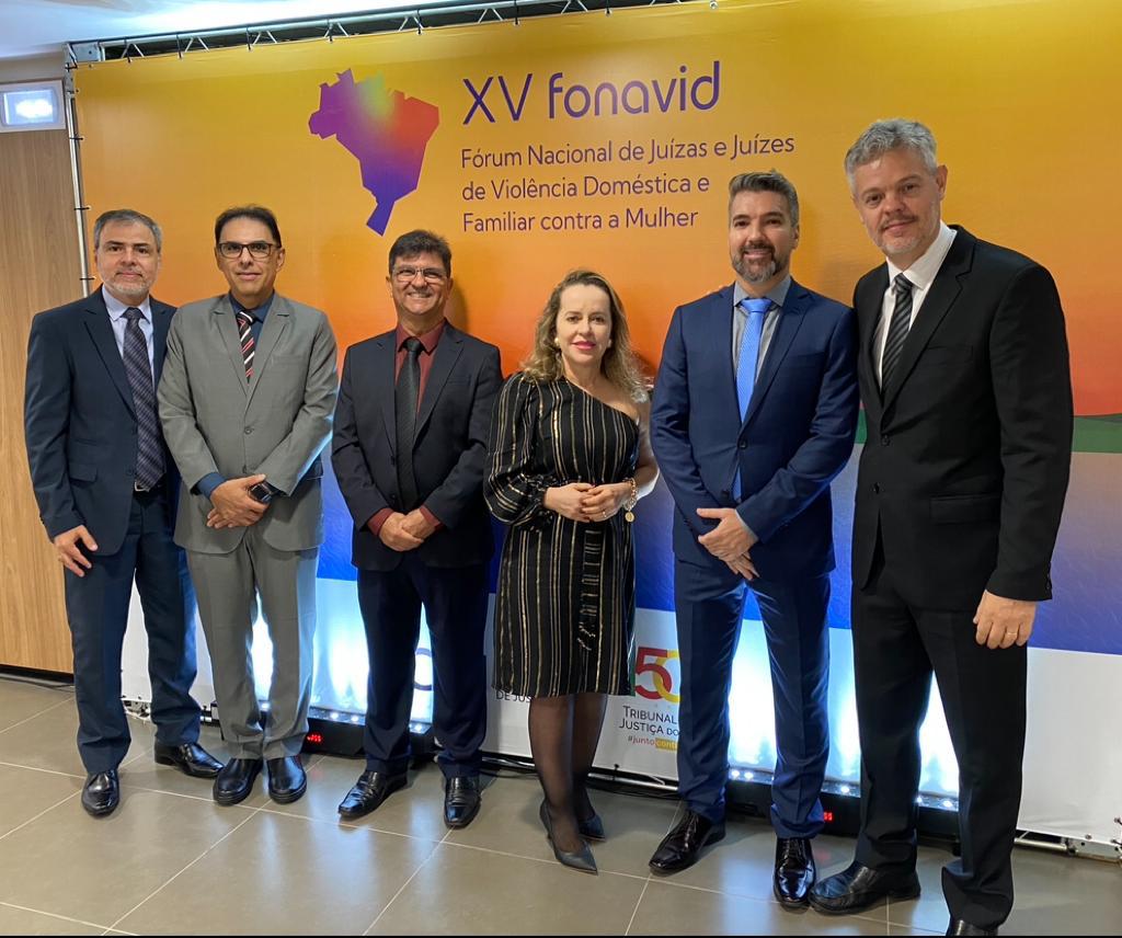 juízes trajados de ternos pretos e juíza Cirlene Maria de Assis de vestido preto durante o XV Fórum Nacional de Juízas e Juízes de Violência Doméstica e Familiar