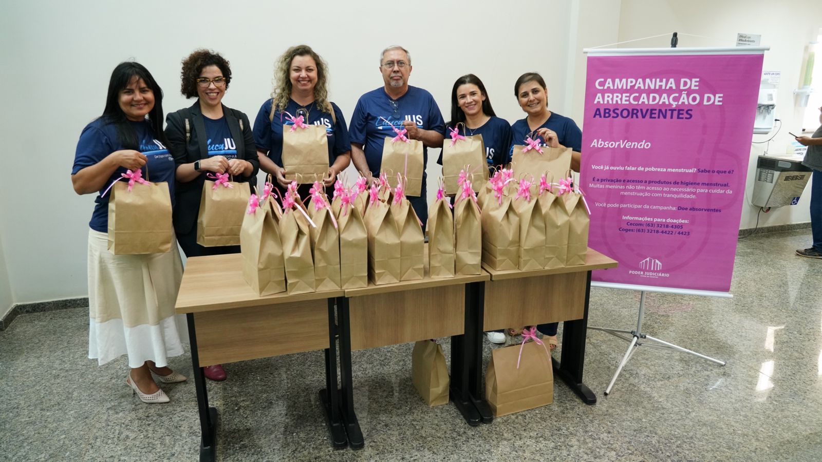 Entrega de pacotes de absorventes durante o Prêmio EducaJus 2023 no Fórum de Guaraí