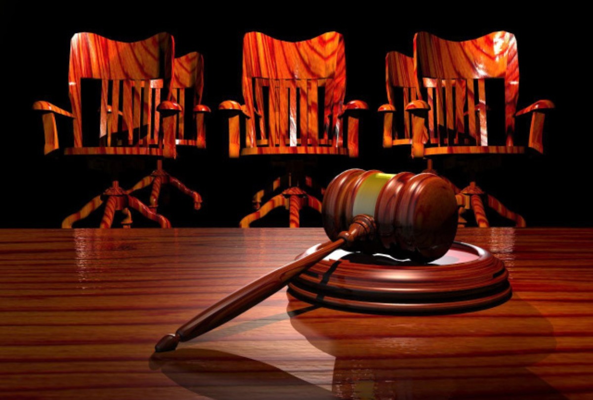 Cadeiras e martelo de com marro representando o Tribunal do Júri