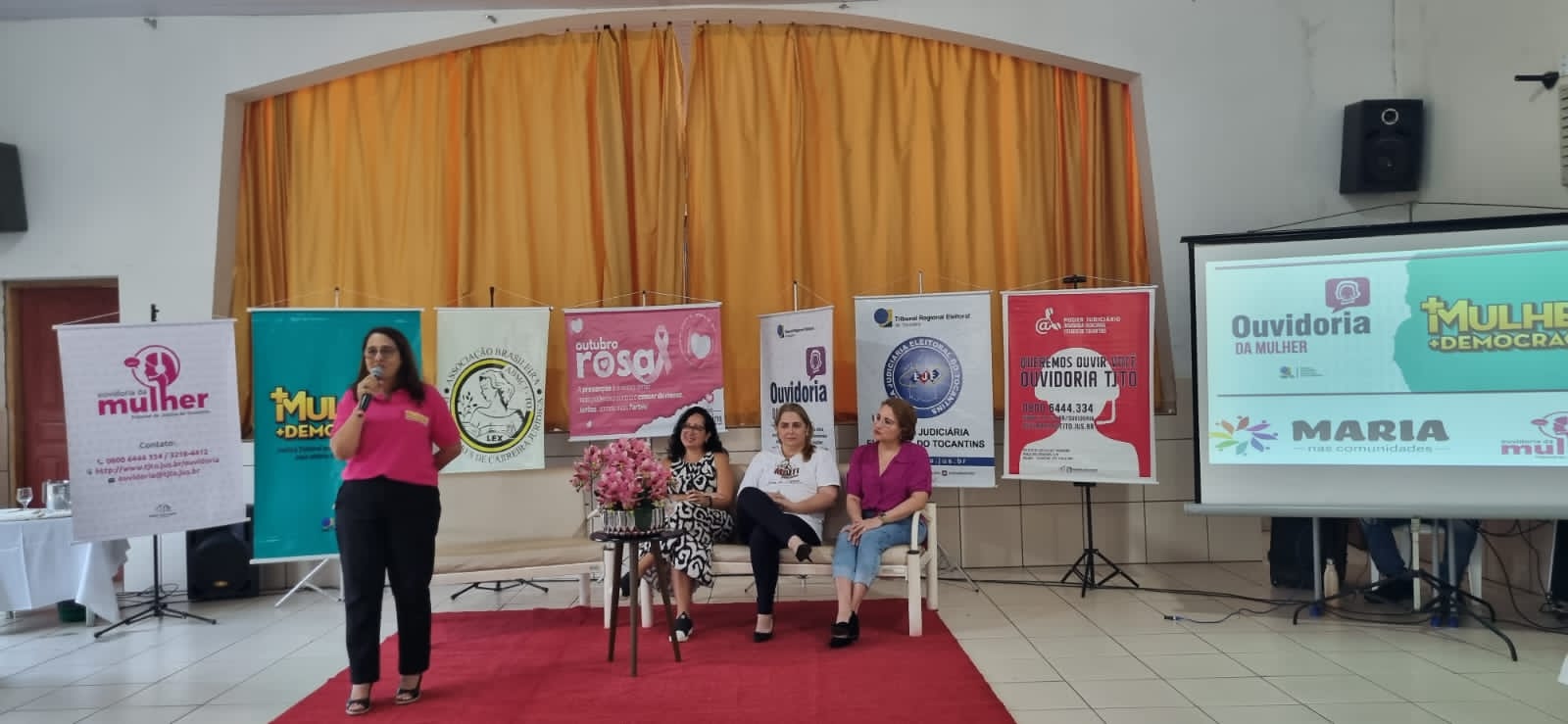 Palestrantes durante ação do projeto 'Maria nas Comunidades' no Colégio Tocantins em Miracema (TO)