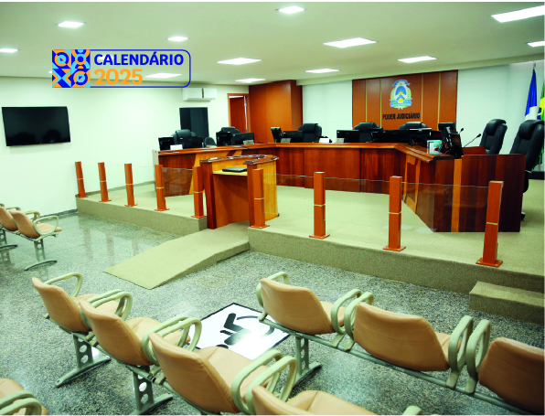 Foto do plenário onde são julgados os processos pelas Câmaras Criminais no TJTO; A imagem mostra as mesas de madeira trabalhadas e cadeiras pretas onde sentam os desembargadores e cadeiras reservadas ao público